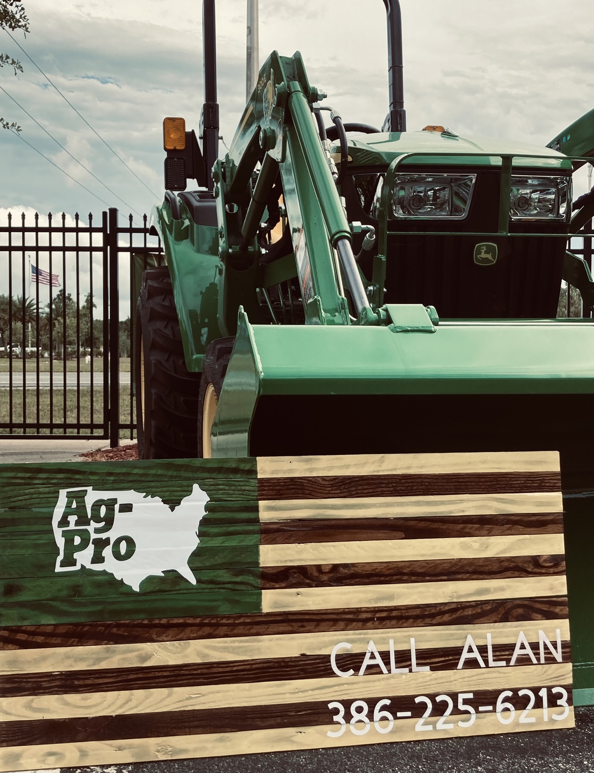 2022 John Deere 370B Image 9