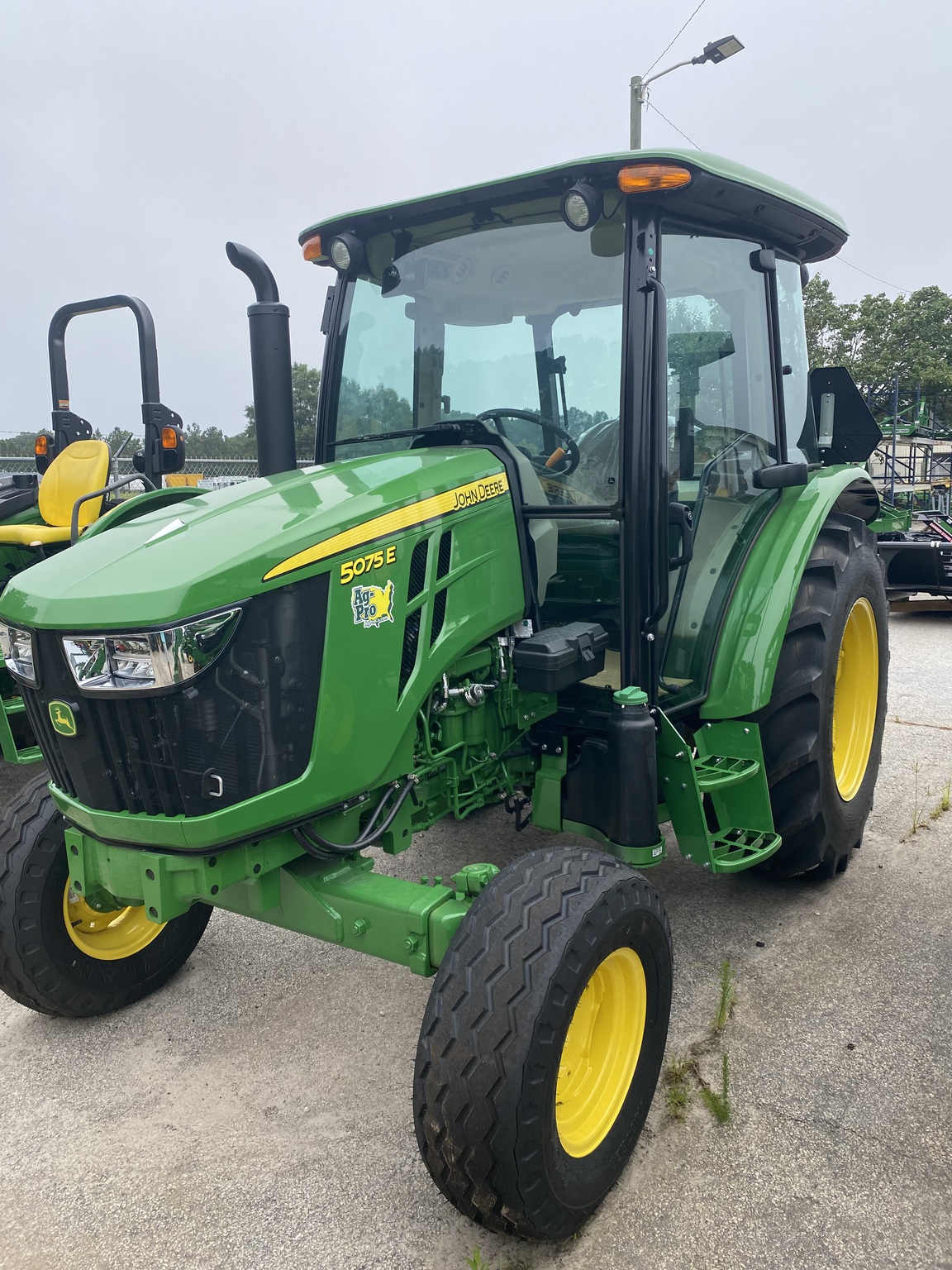2023 John Deere 5075E Image 1