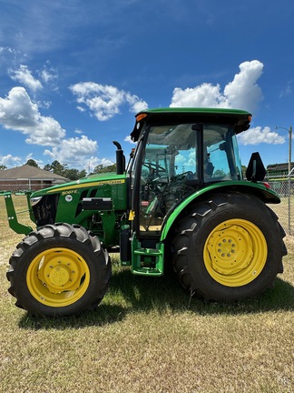 2023 John Deere 5067E Photo 3