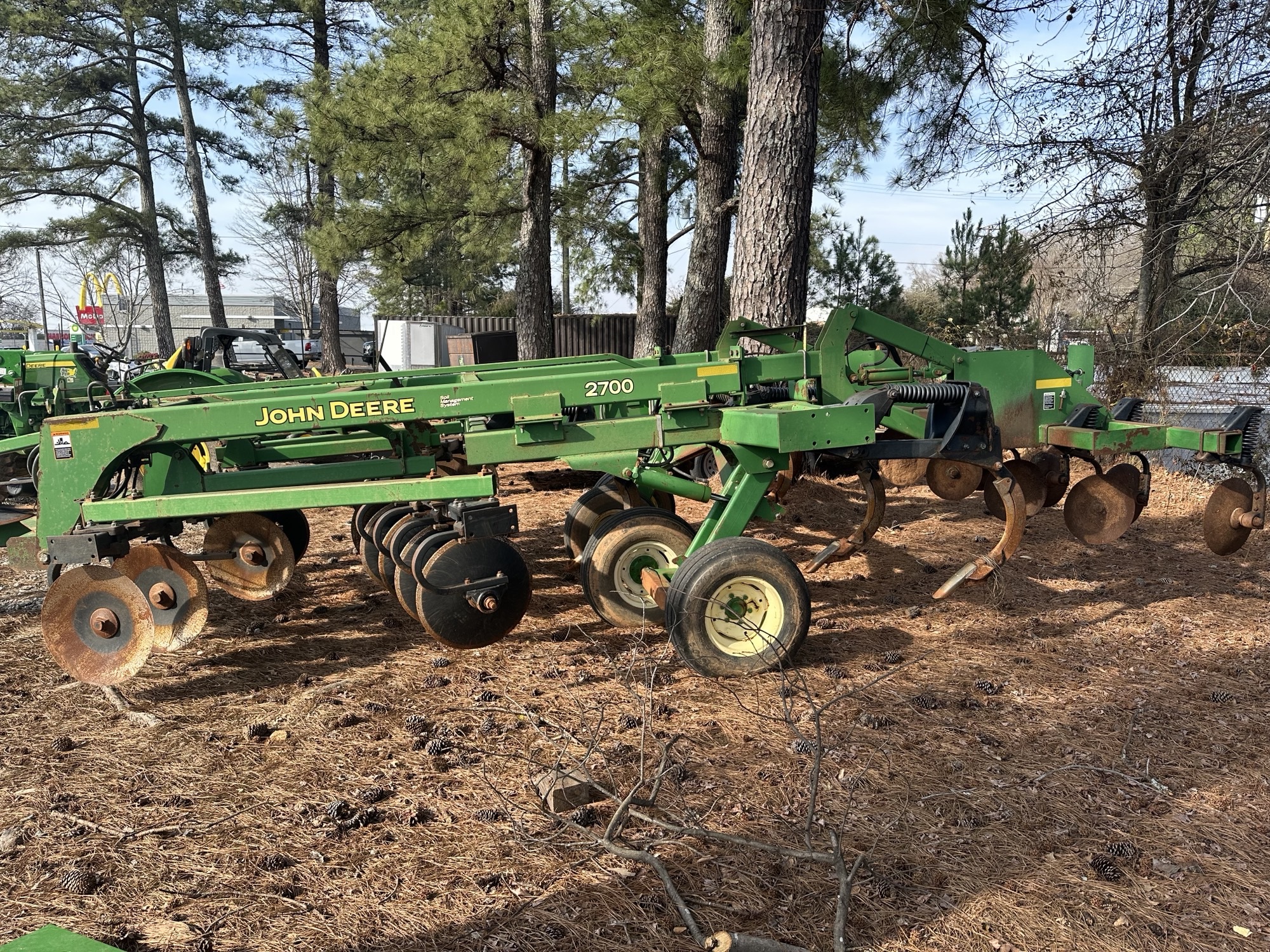 2002 John Deere 2700 Image 3