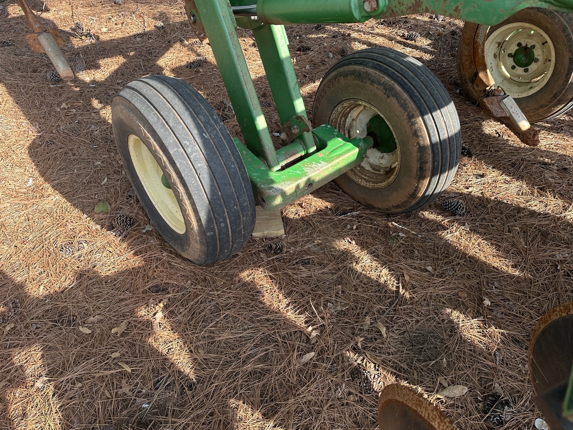 2002 John Deere 2700 Image 8