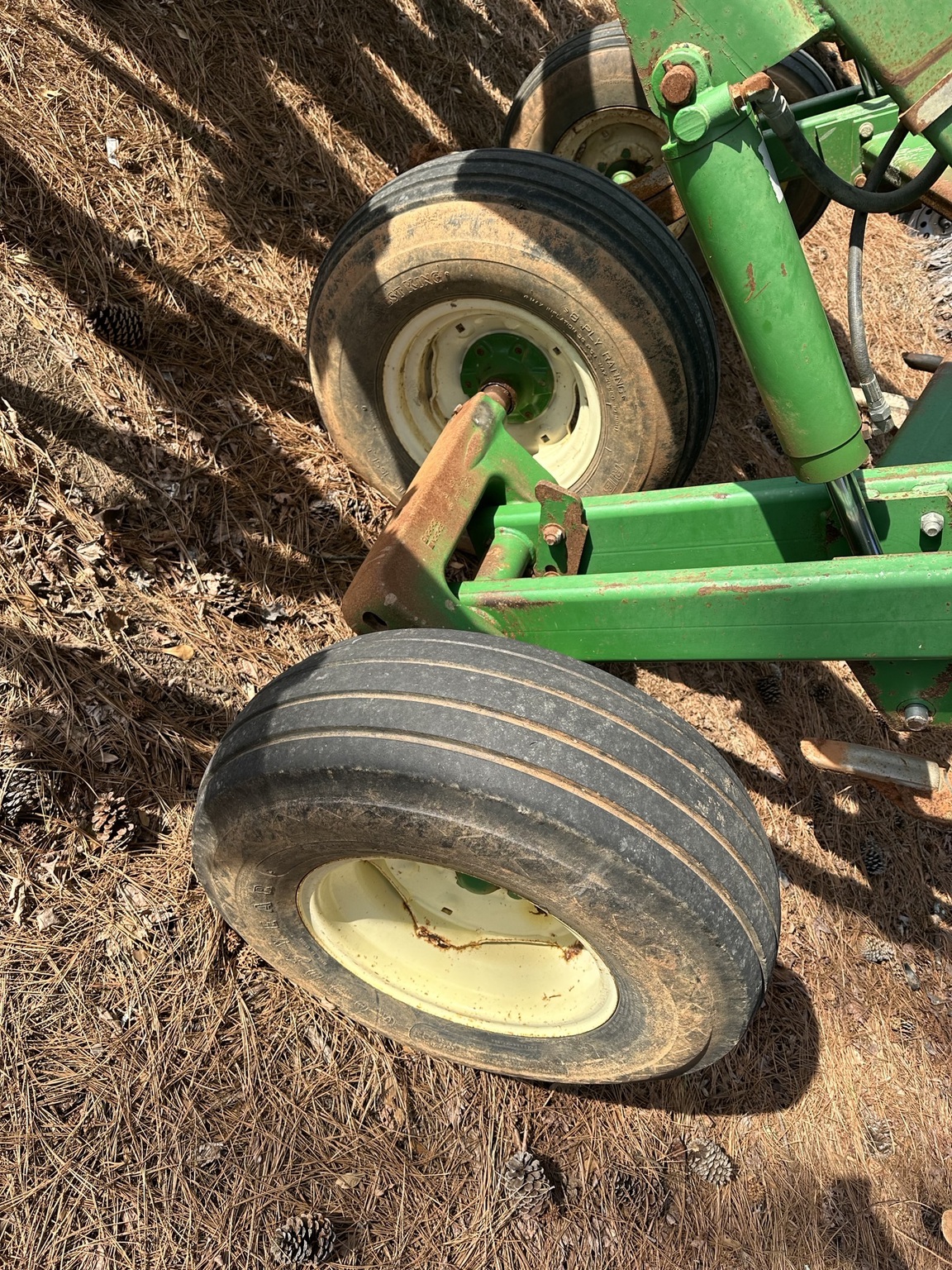 2002 John Deere 2700 Image 4