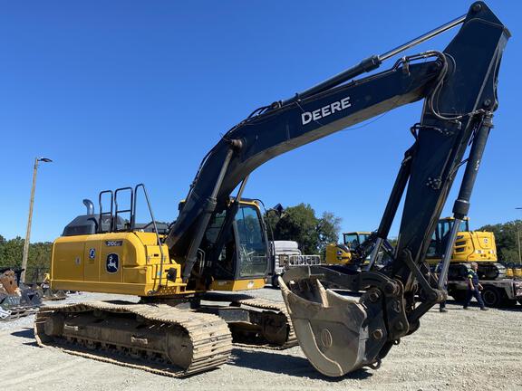 2022 John Deere 210G LC