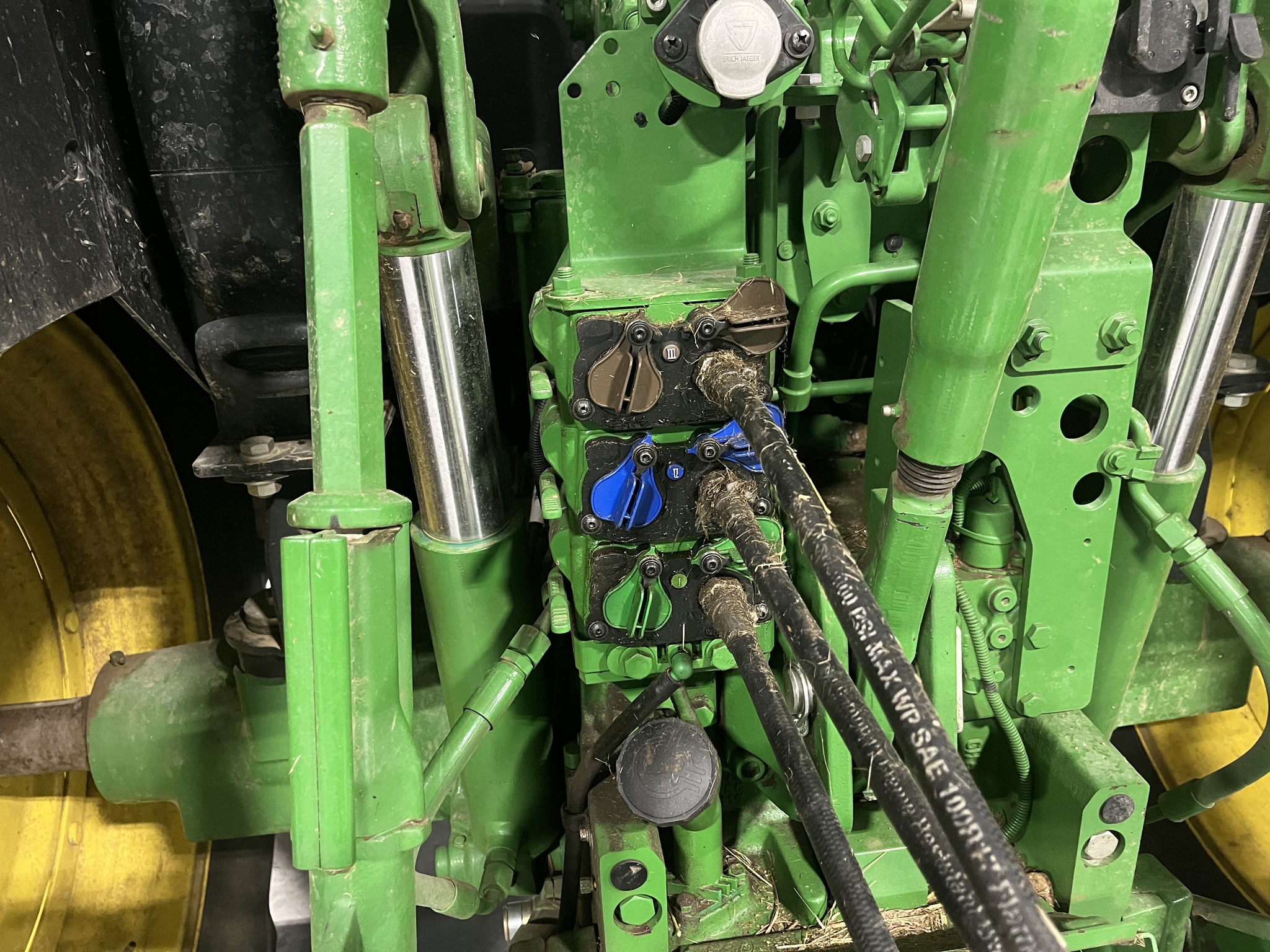 2018 John Deere 6120R Image 5