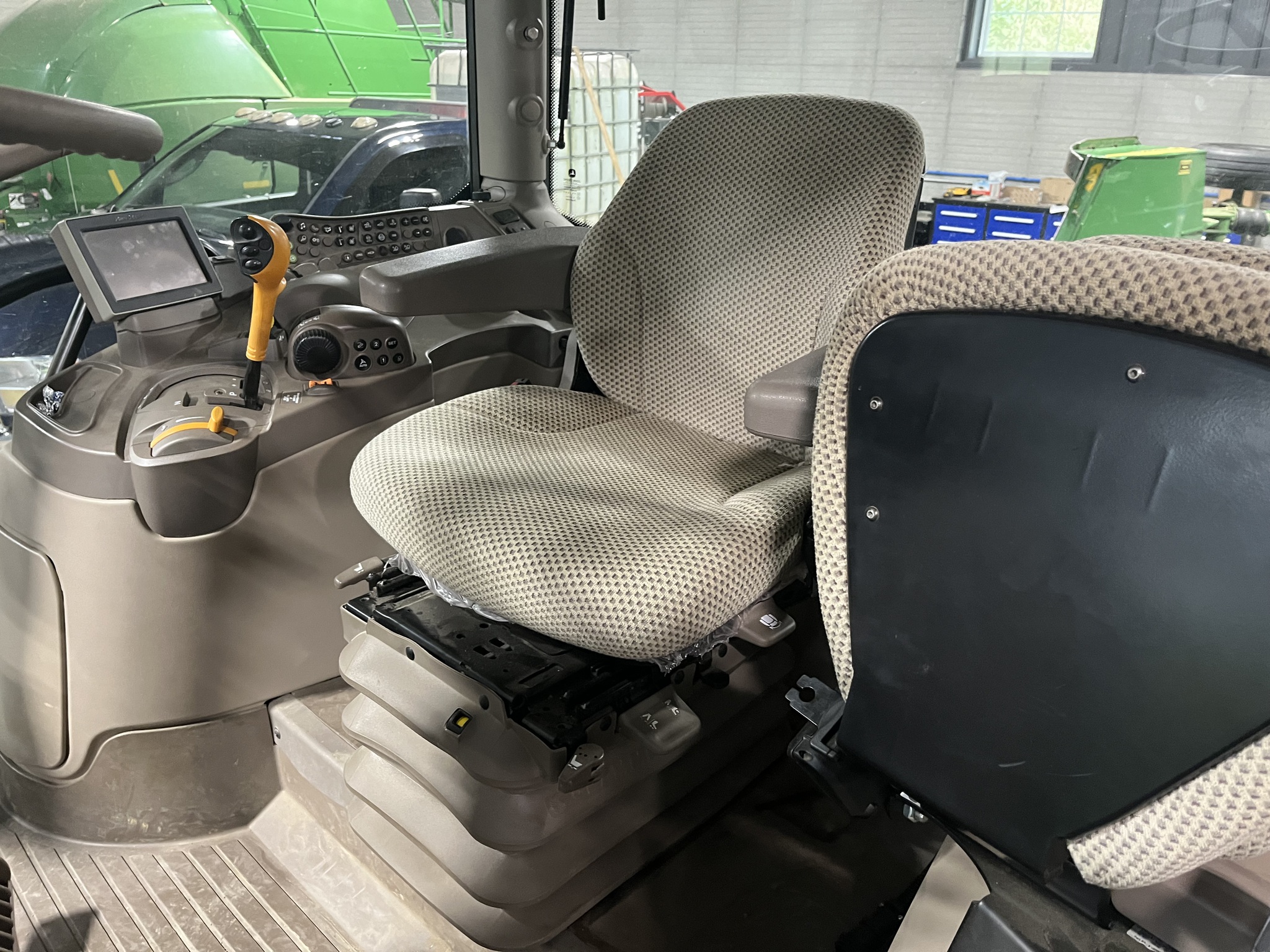 2018 John Deere 6120R Image 9
