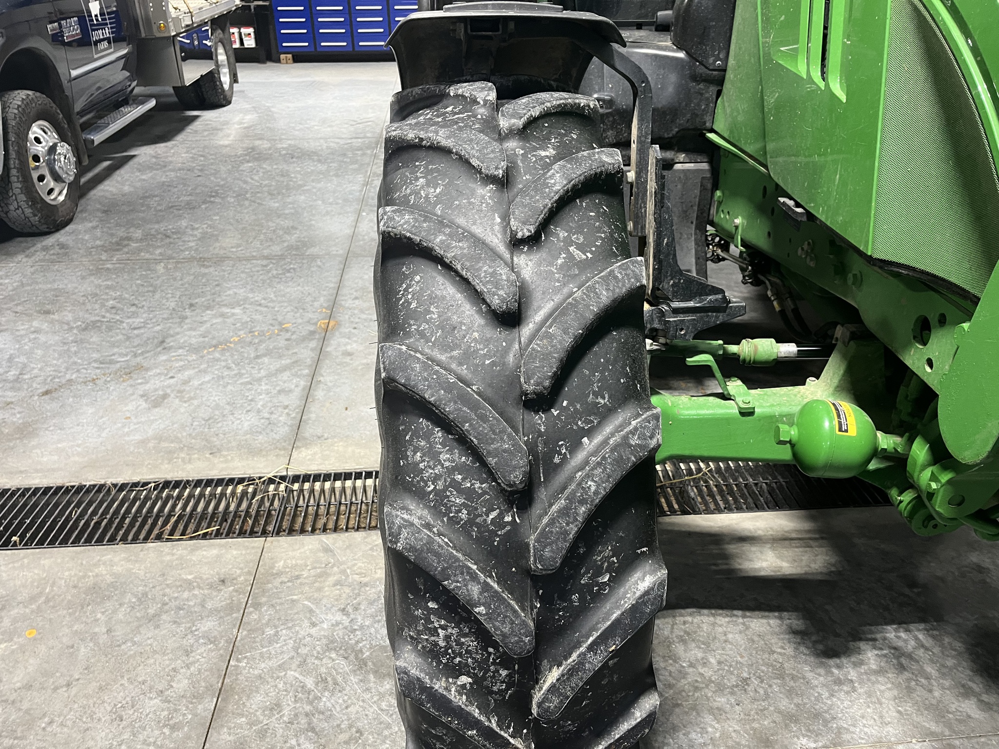 2018 John Deere 6120R Image 8