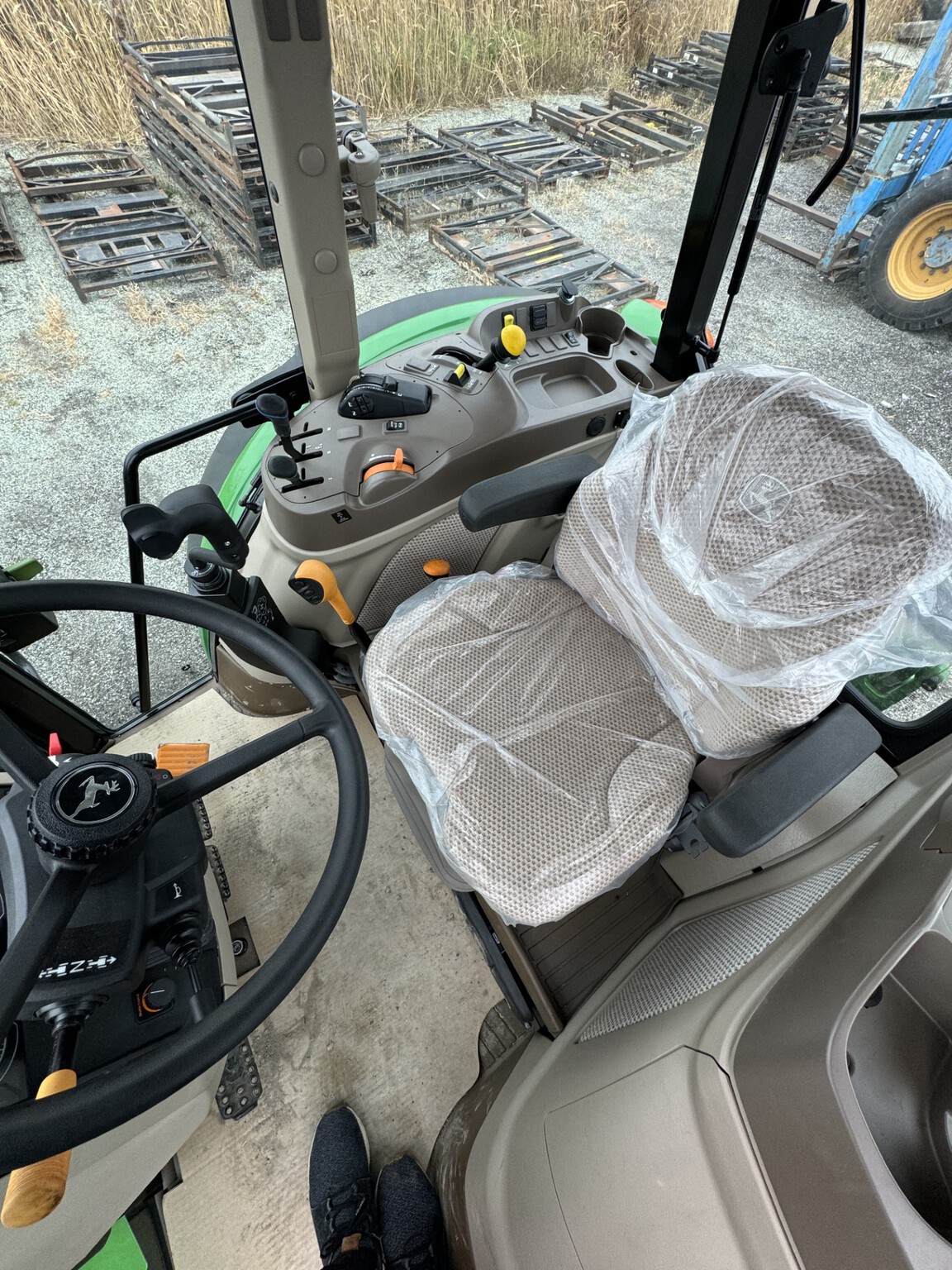 2022 John Deere 5075M Image 4