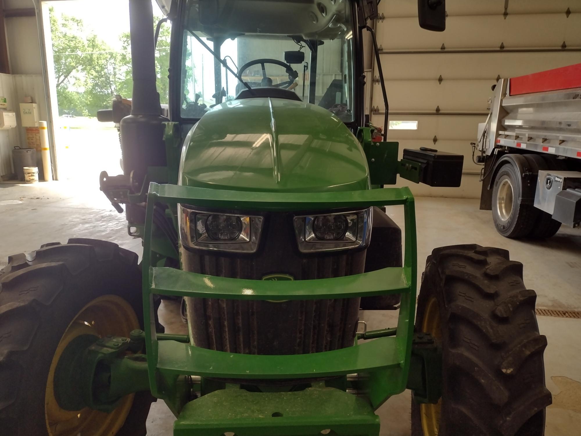 2022 John Deere 5100M Image 17