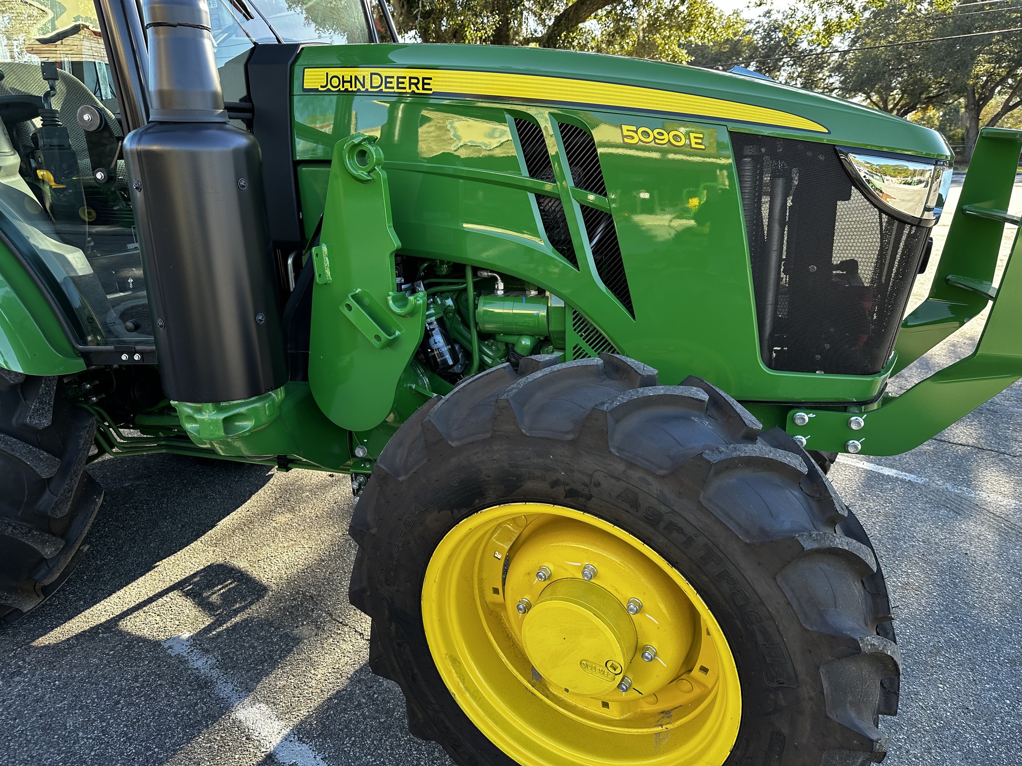 2025 John Deere 5090E Image 3