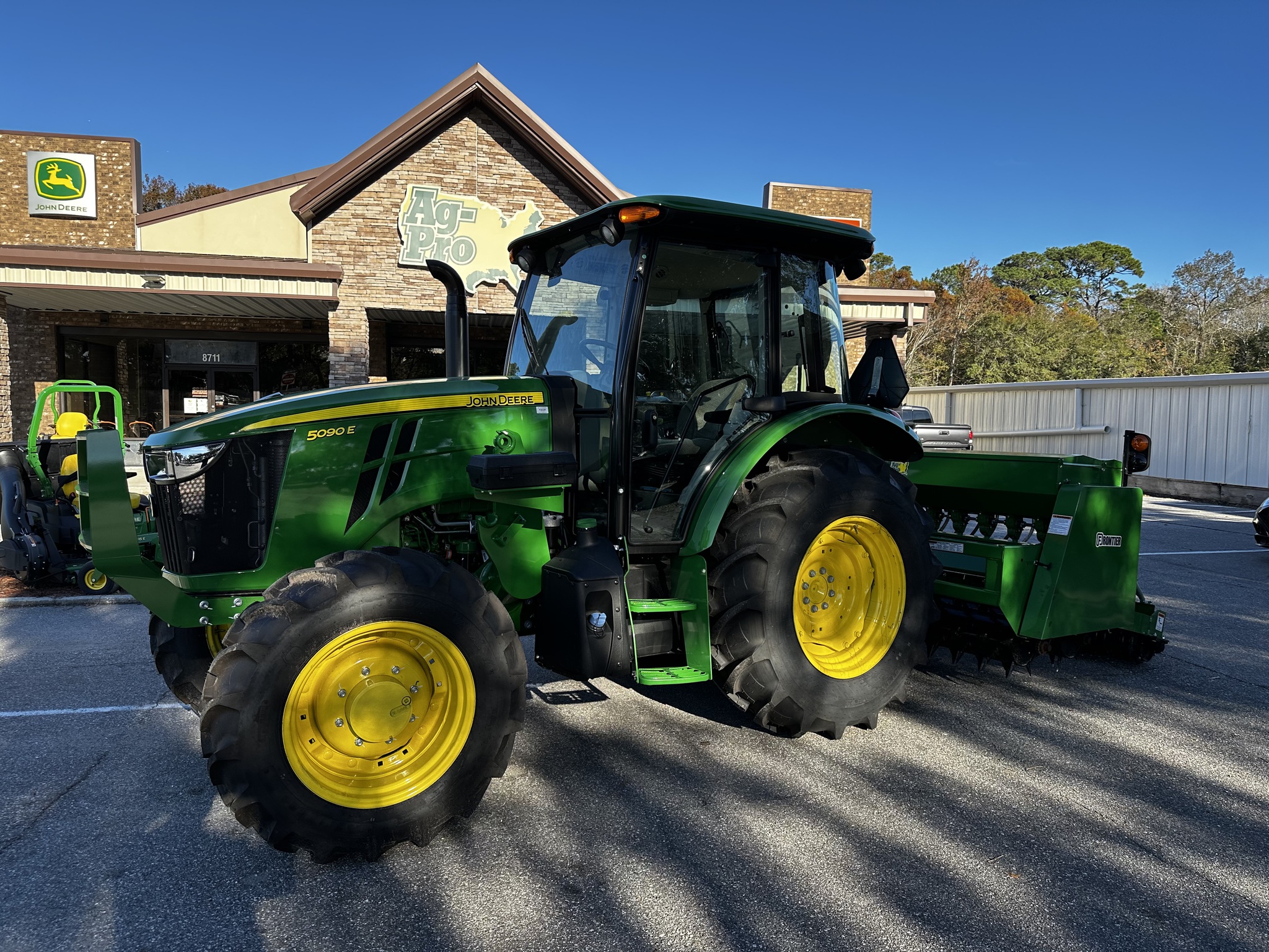 2025 John Deere 5090E Image 4