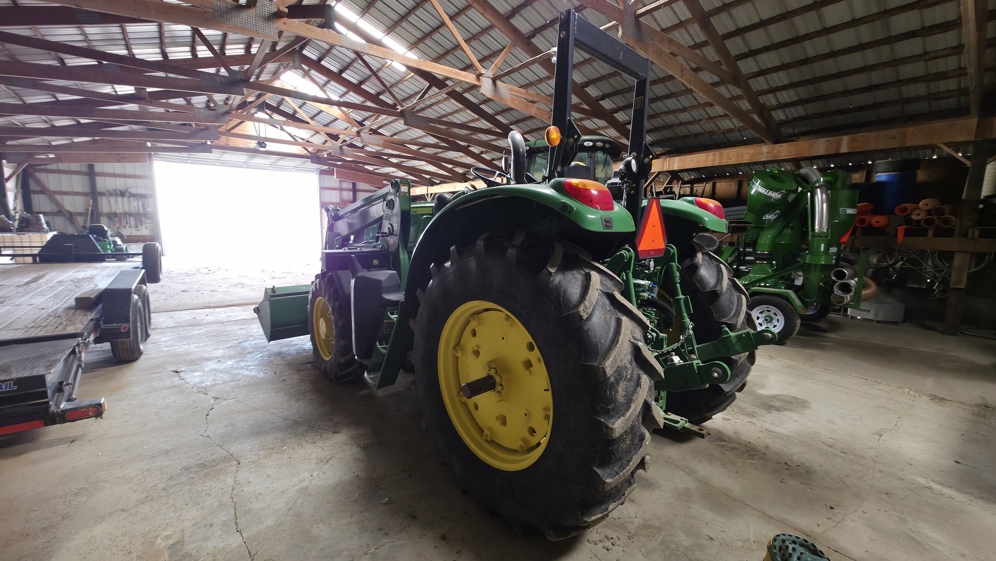 2013 John Deere 6105M Image 4