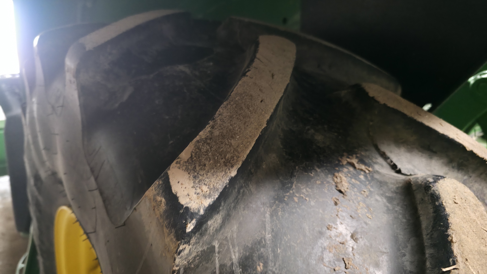 2013 John Deere 6105M Image 10