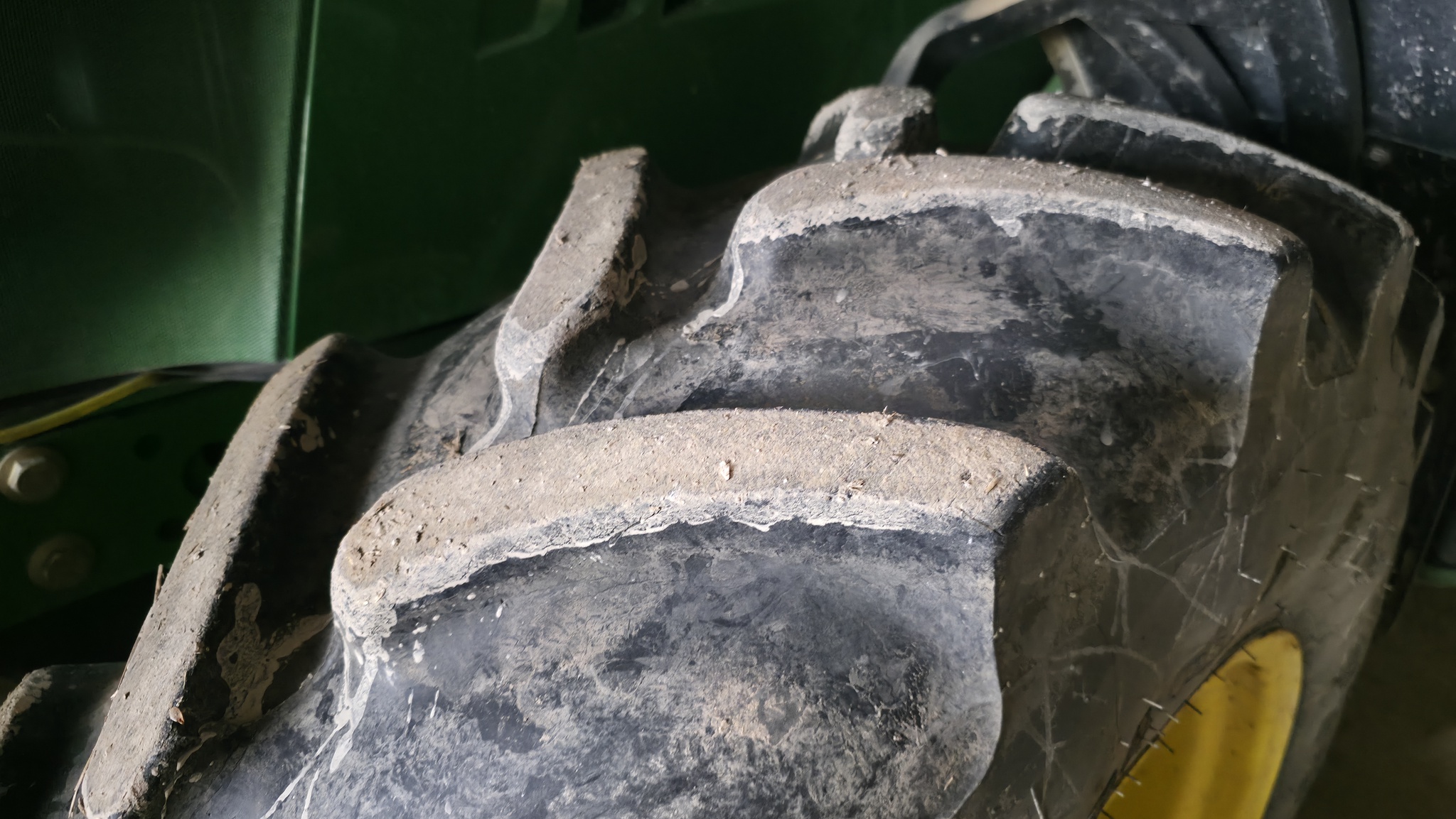 2013 John Deere 6105M Image 12