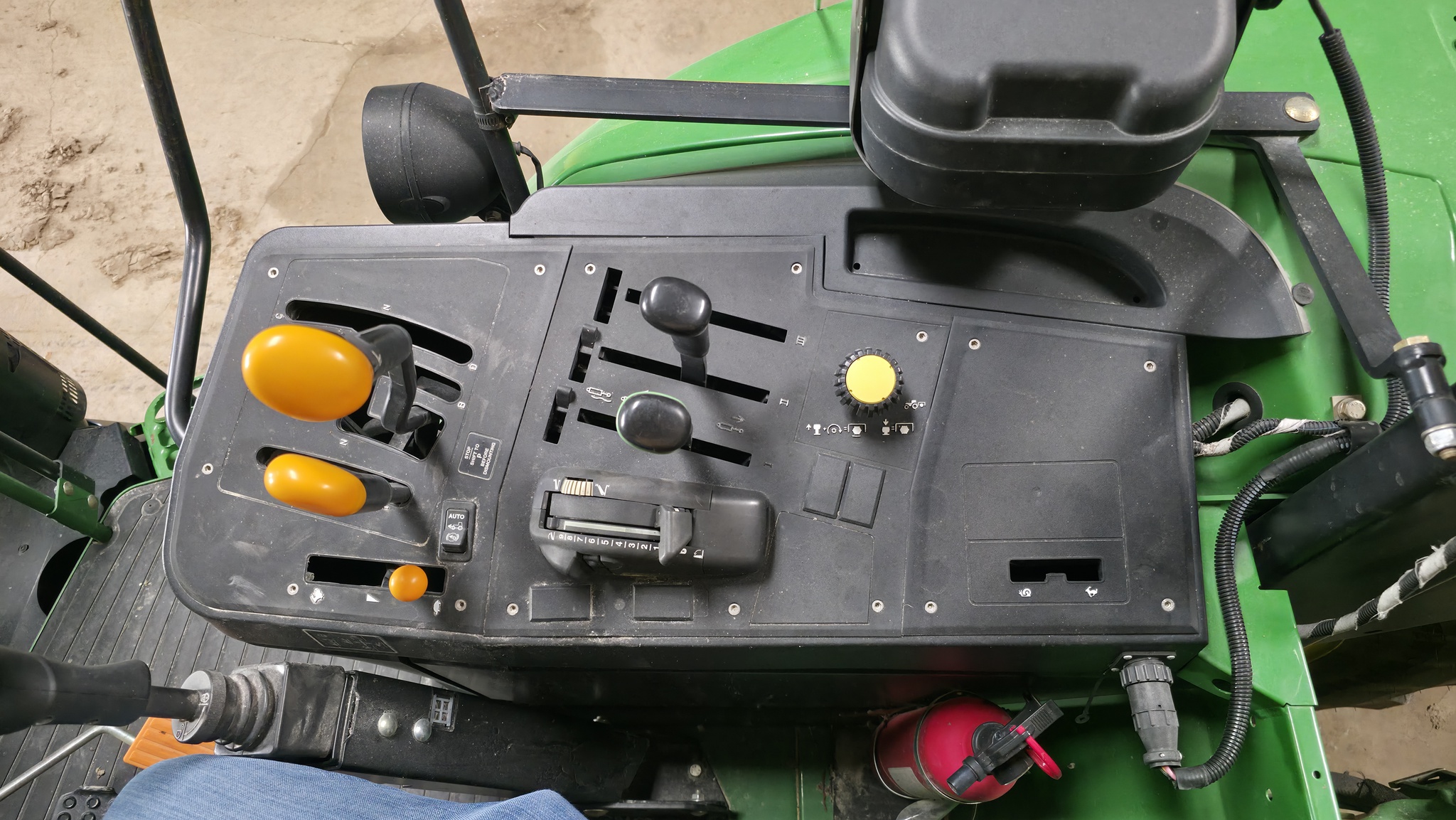 2013 John Deere 6105M Image 23