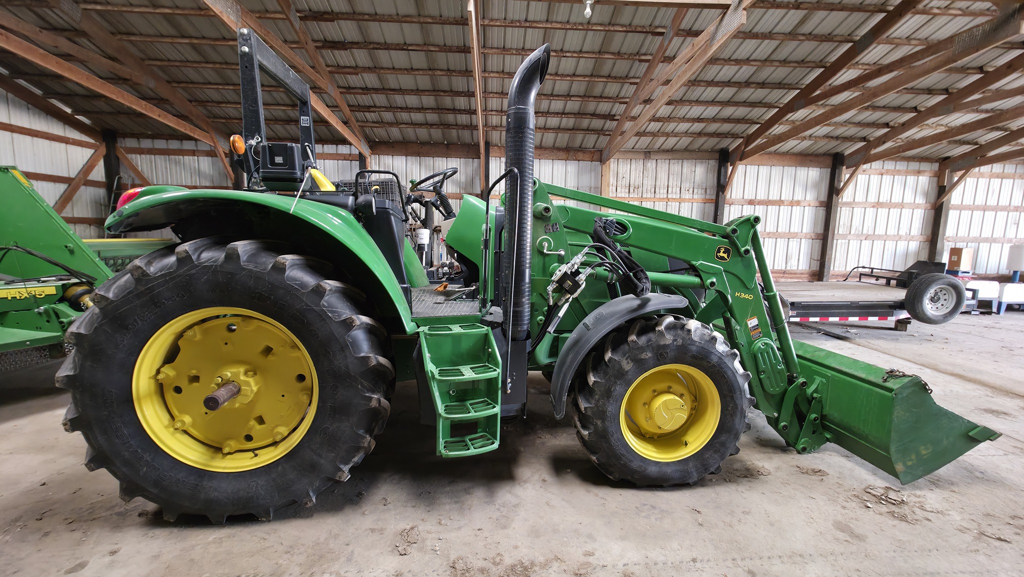 2013 John Deere 6105M Image 2