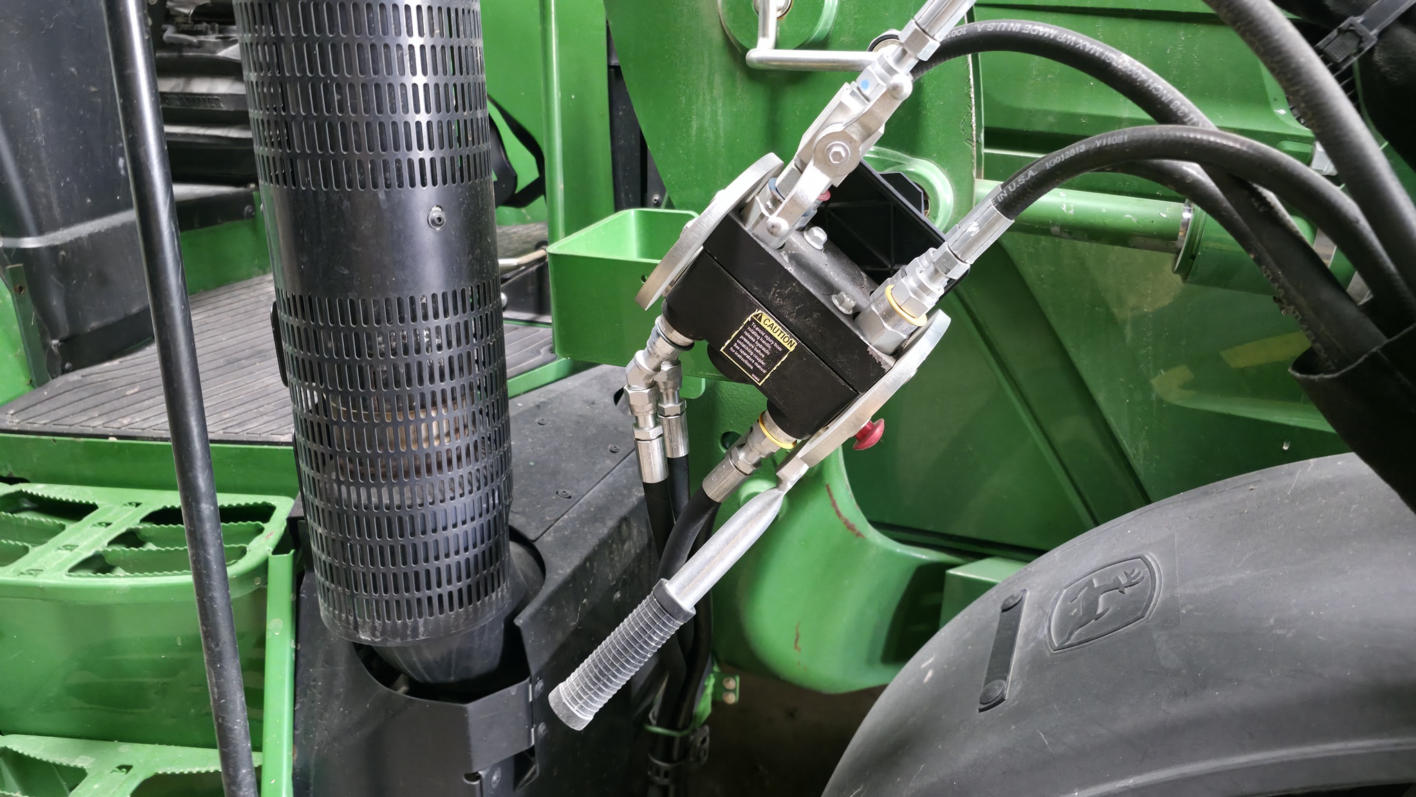 2013 John Deere 6105M Image 24