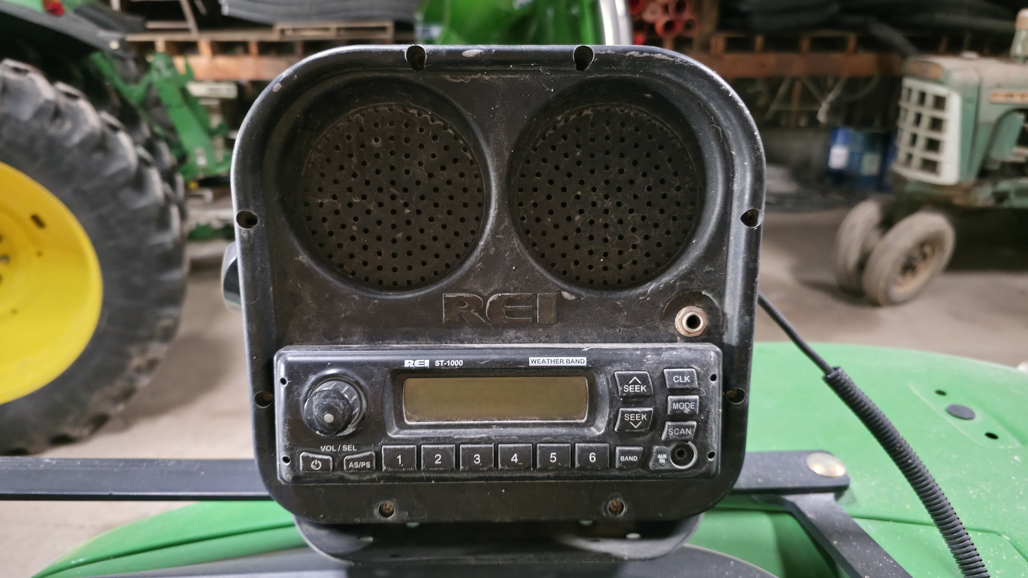 2013 John Deere 6105M Image 25