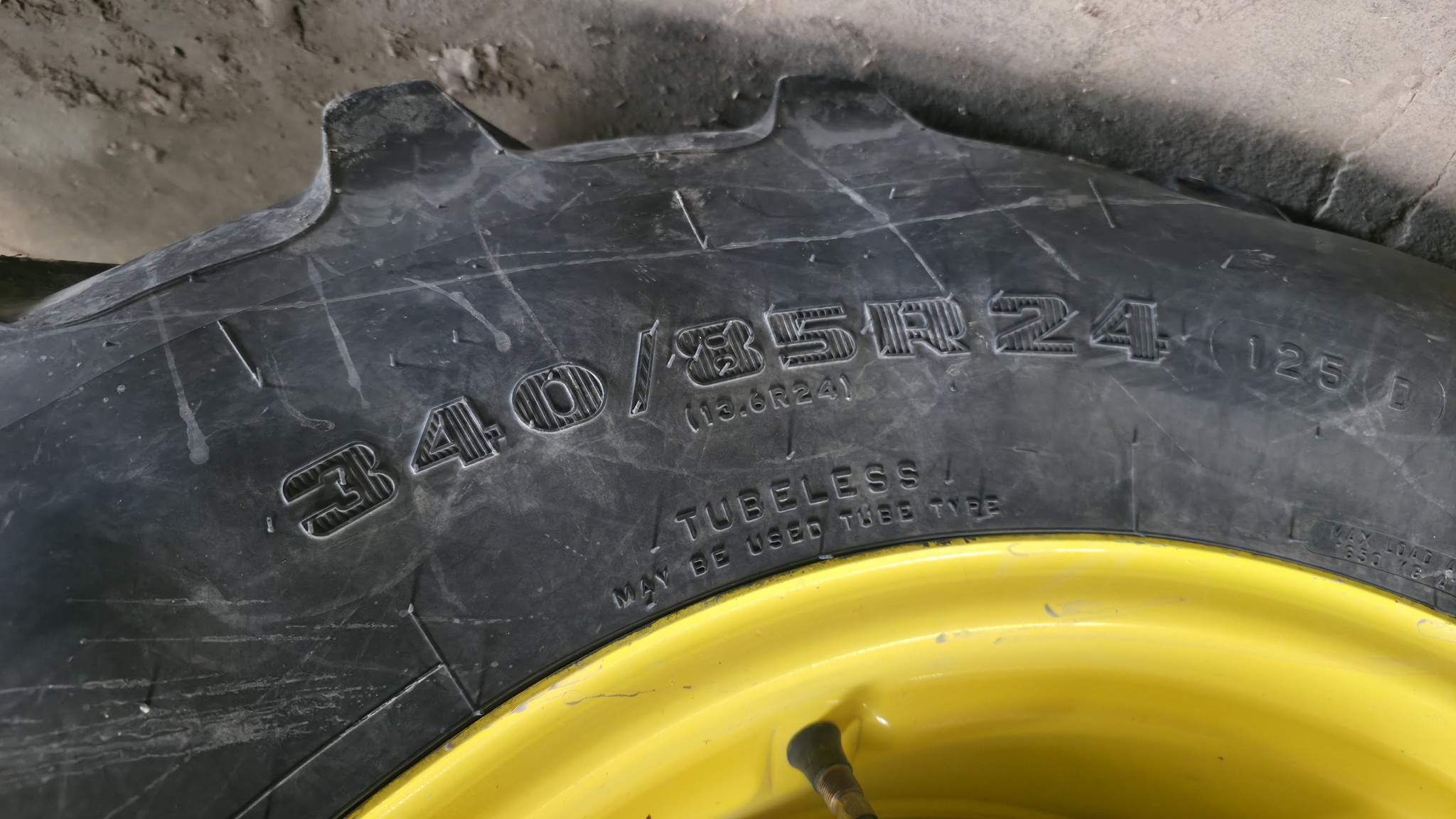 2013 John Deere 6105M Image 13