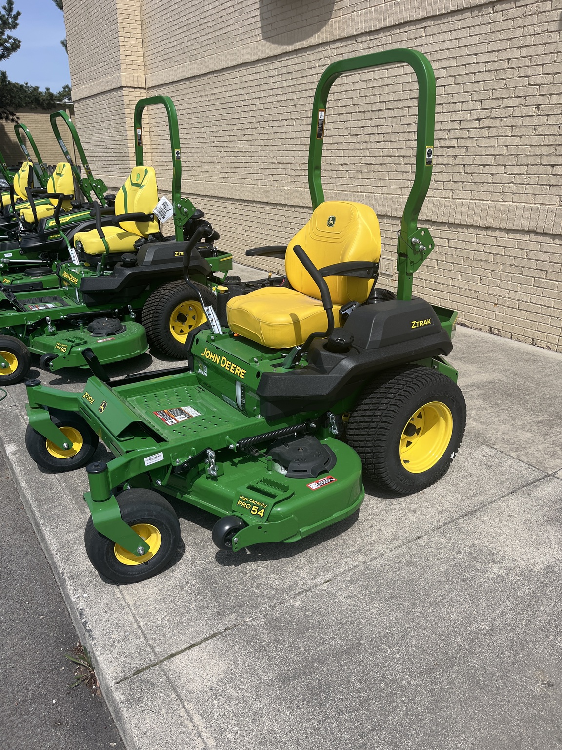 2024 John Deere Z720E Image 2