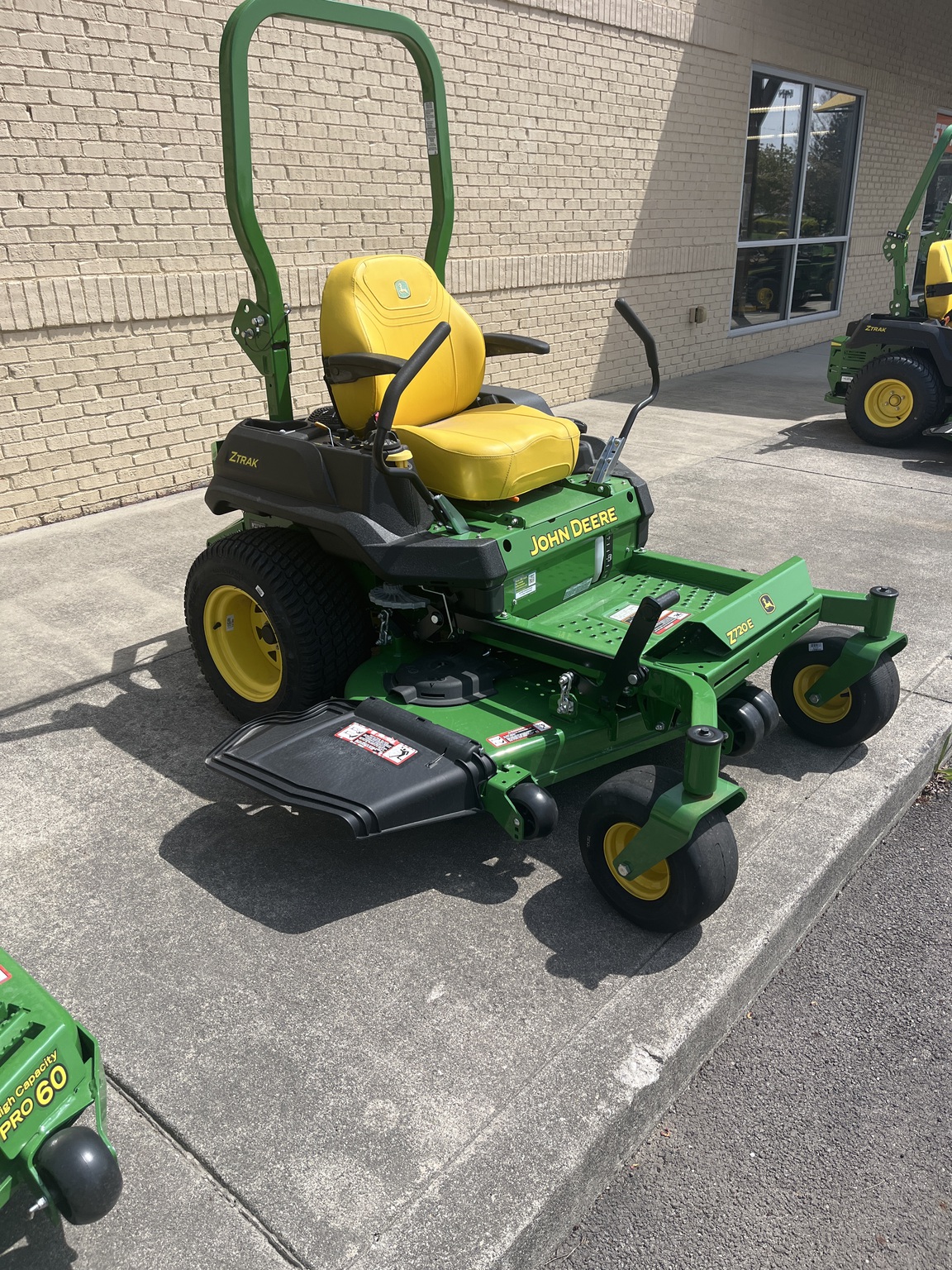 2024 John Deere Z720E Image 3