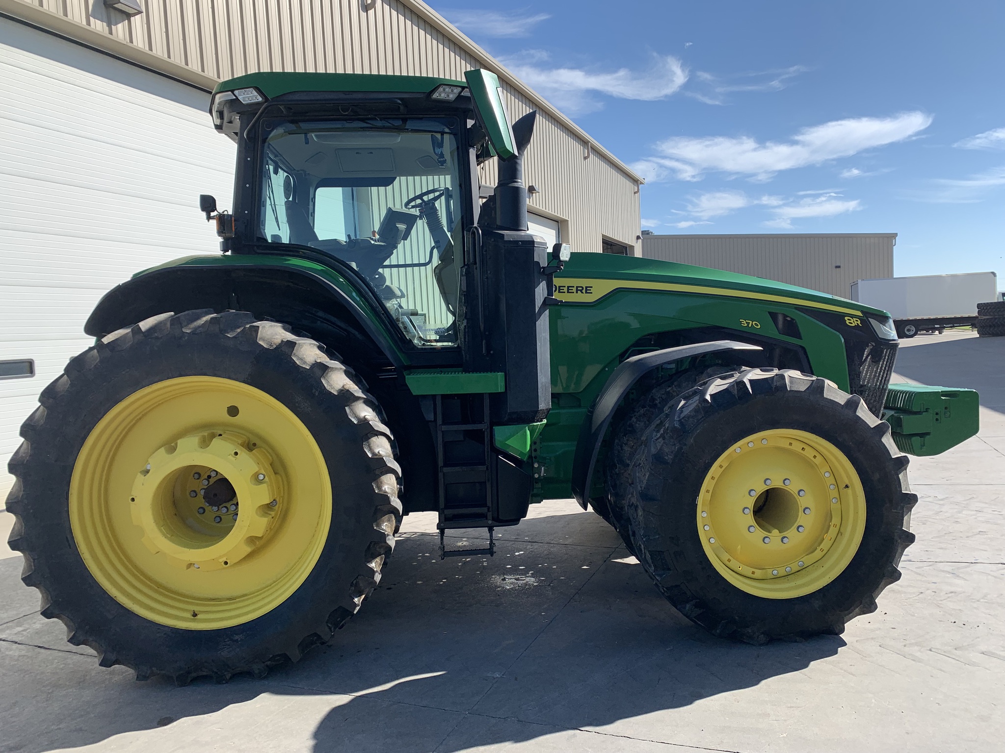 2022 John Deere 8R 370 Image 2