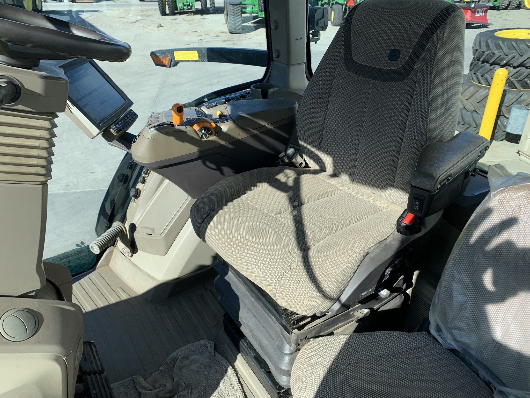 2022 John Deere 8R 370 Image 9