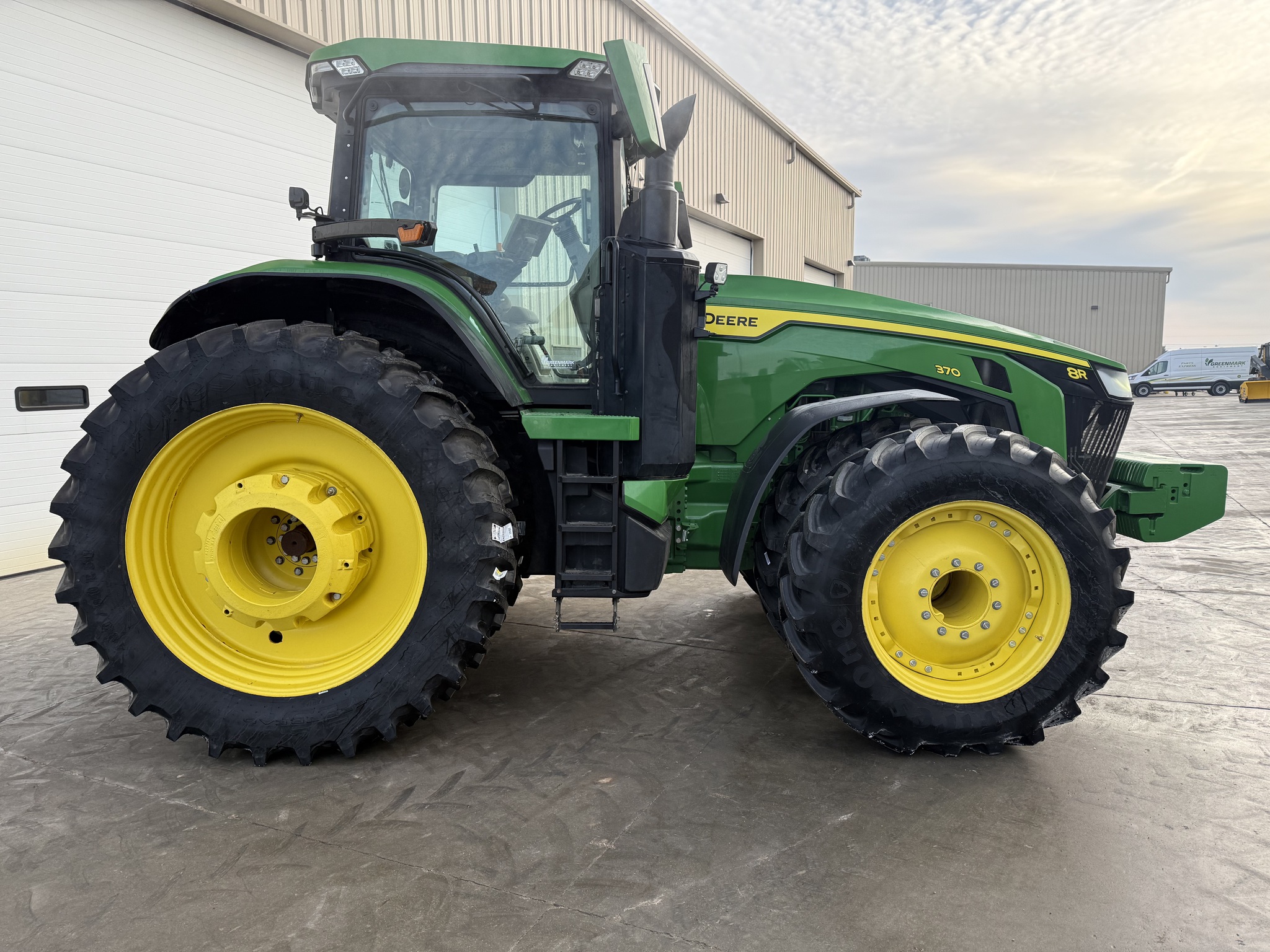 2022 John Deere 8R 370 Image 2