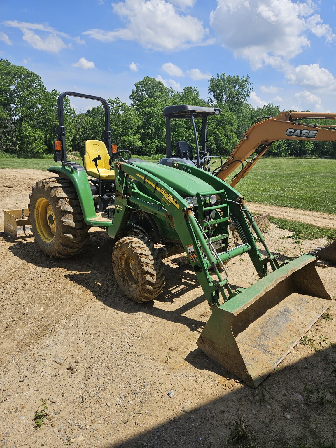 2012 John Deere 4320 Image 2