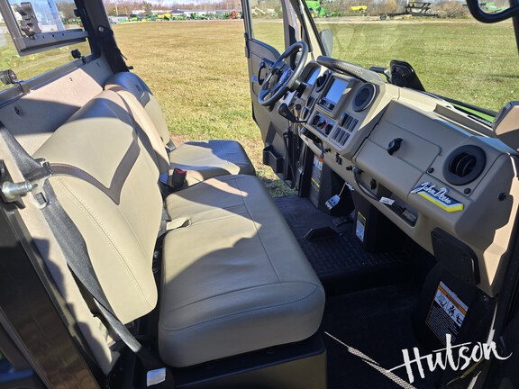 Photo of 2023 John Deere XUV 835R