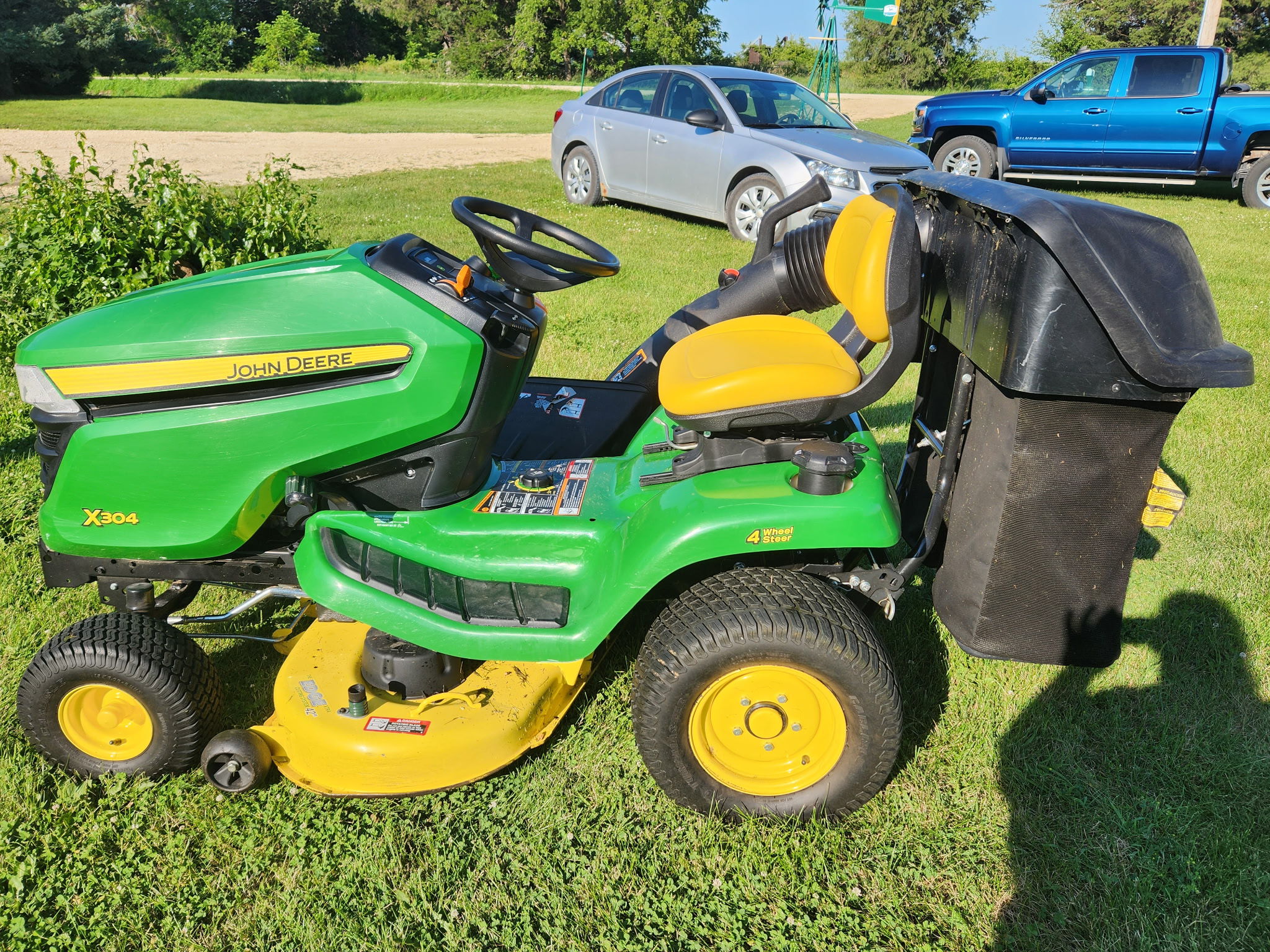 2015 John Deere X304 Image 1