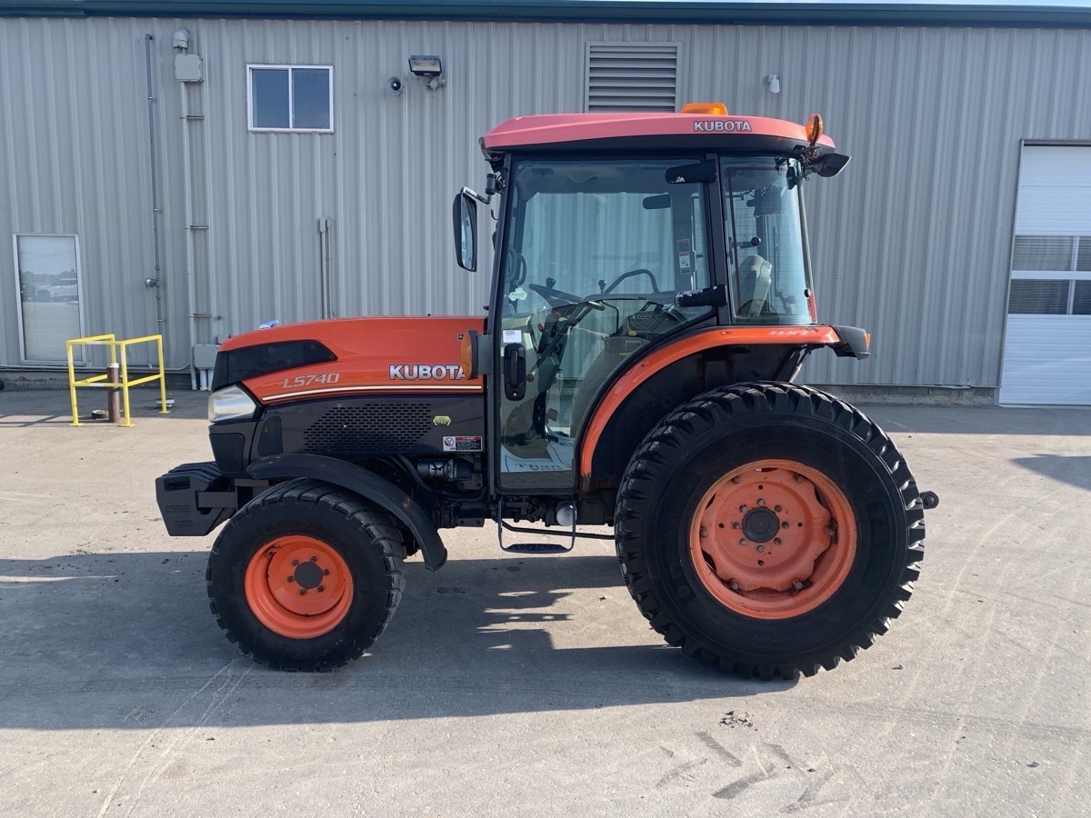 2010 Kubota L5740 Image 1