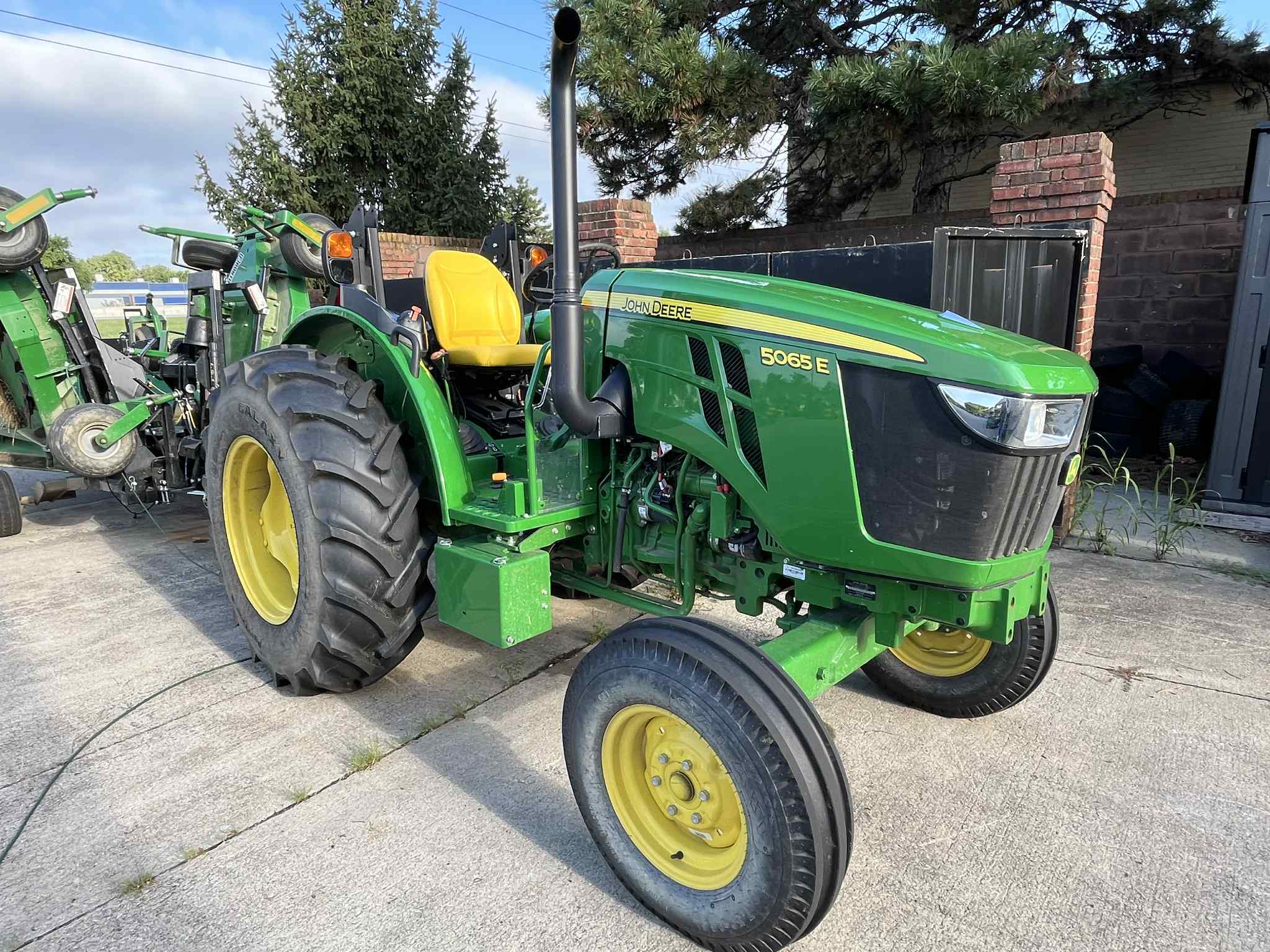 2022 John Deere 5065E Image 1