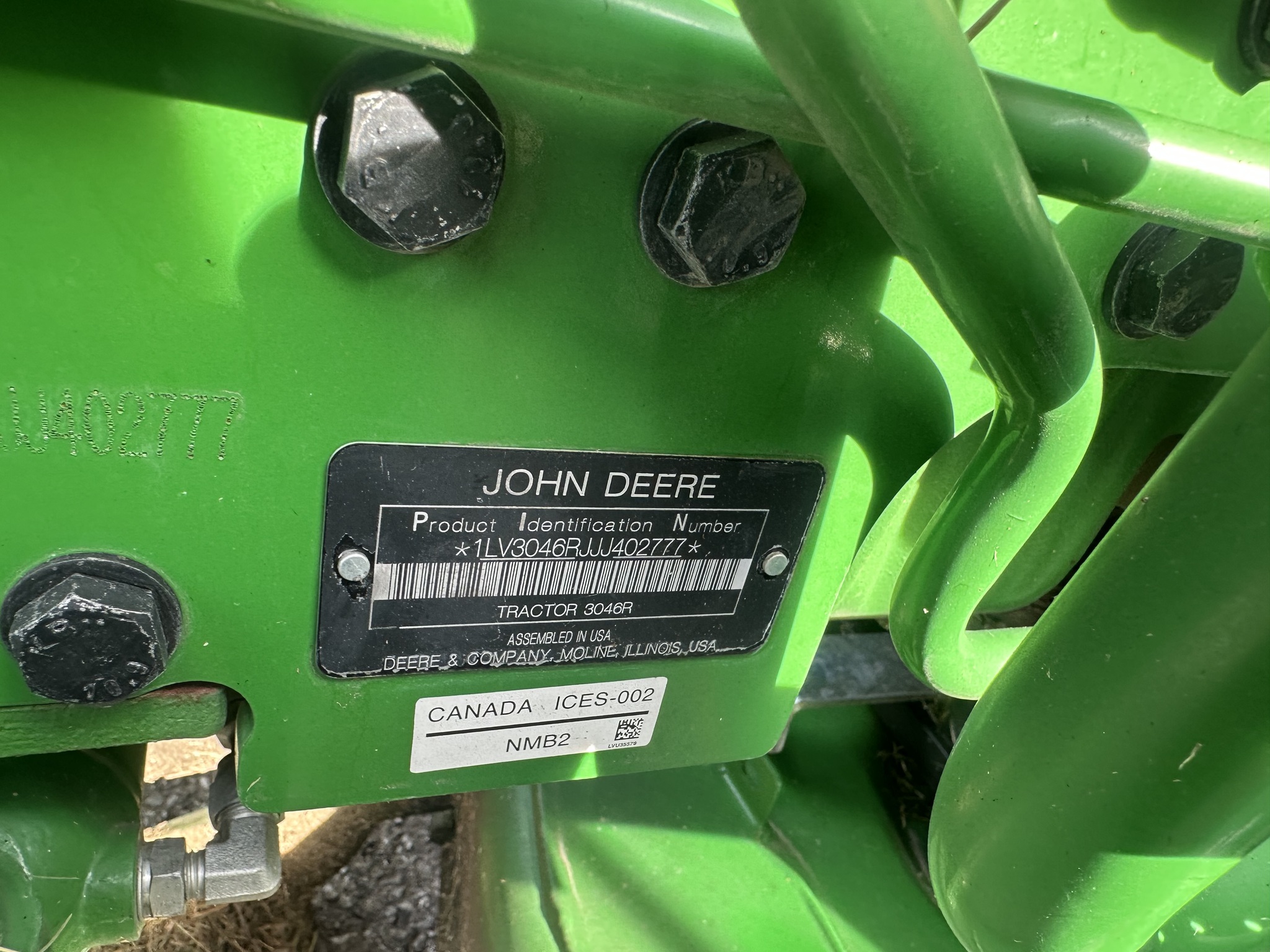 2018 John Deere 3046R Image 11