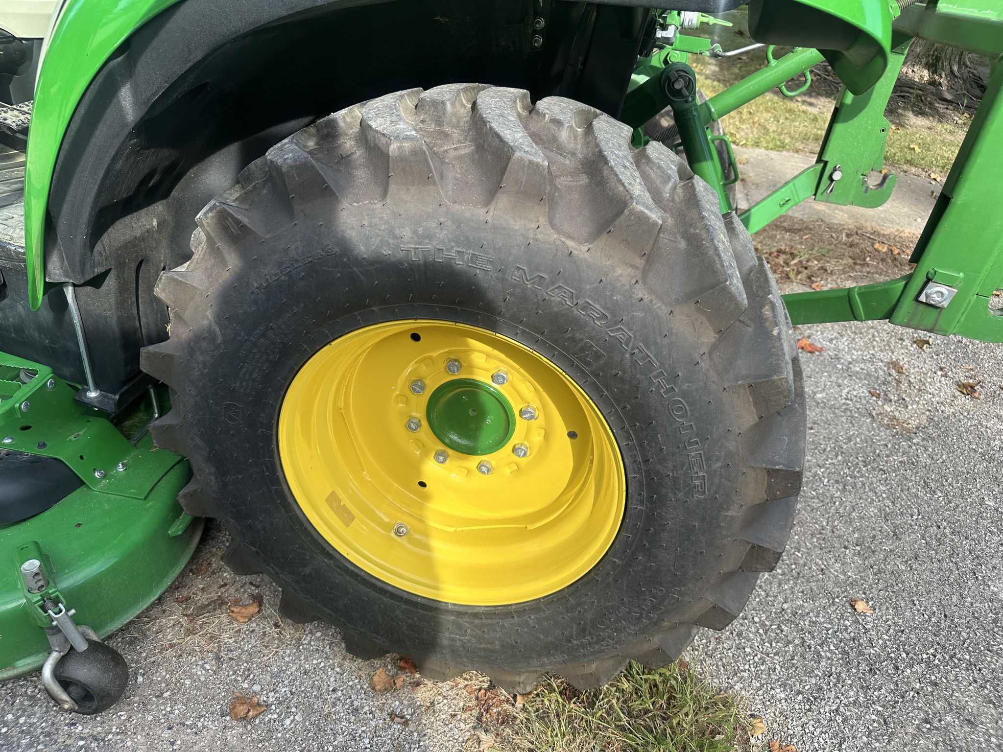 2018 John Deere 3046R Image 6