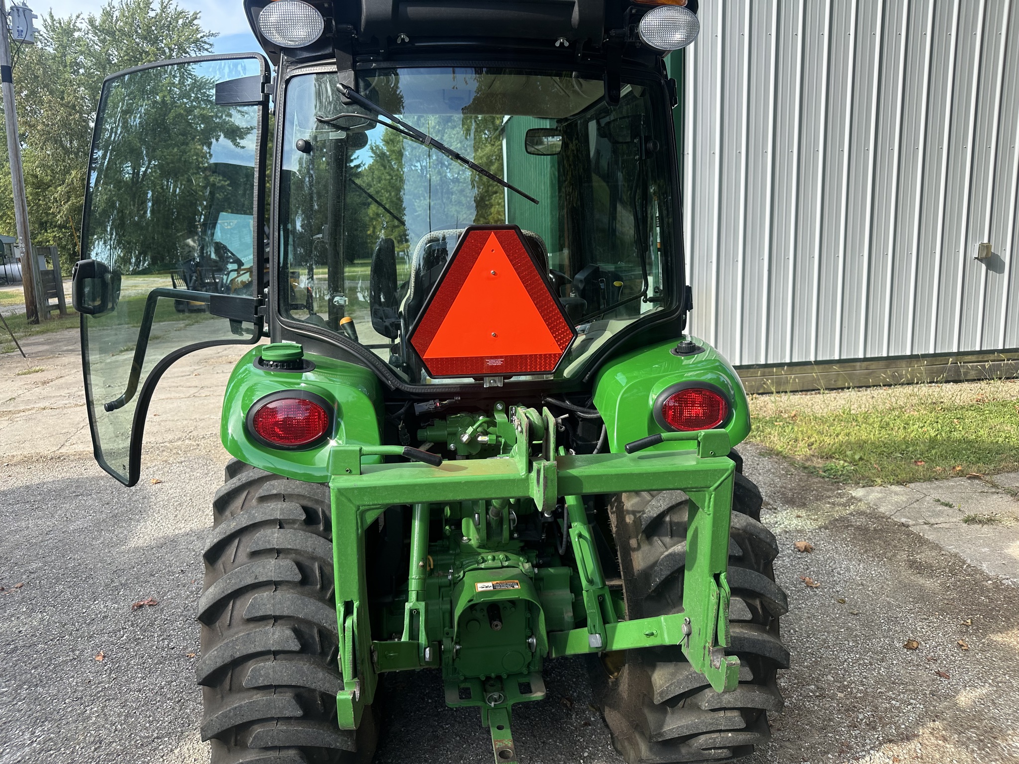 2018 John Deere 3046R Image 3