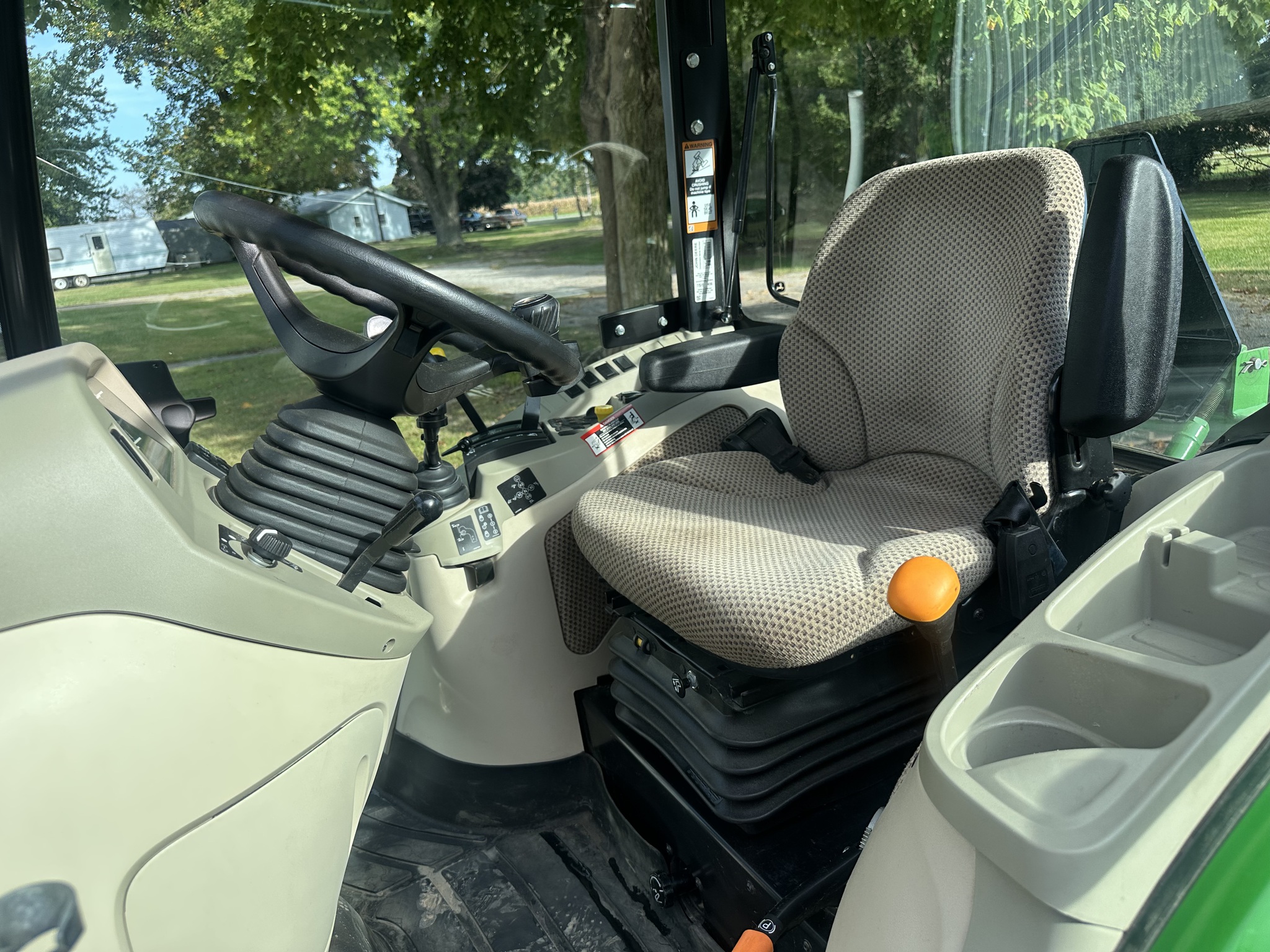 2018 John Deere 3046R Image 8