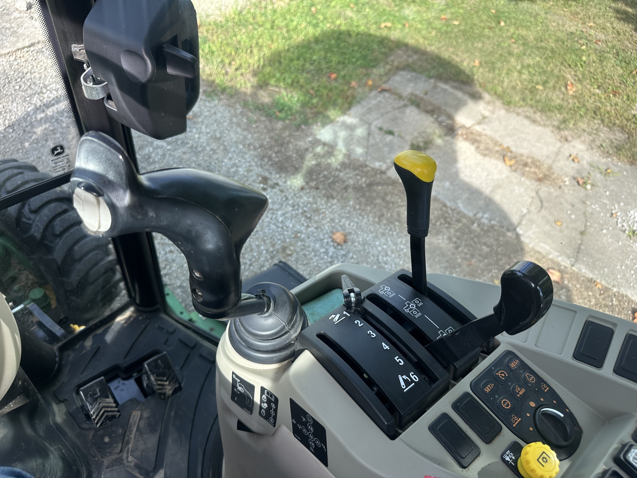 2018 John Deere 3046R Image 9