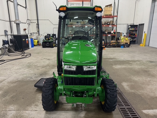 2018 John Deere 3046R Image 8