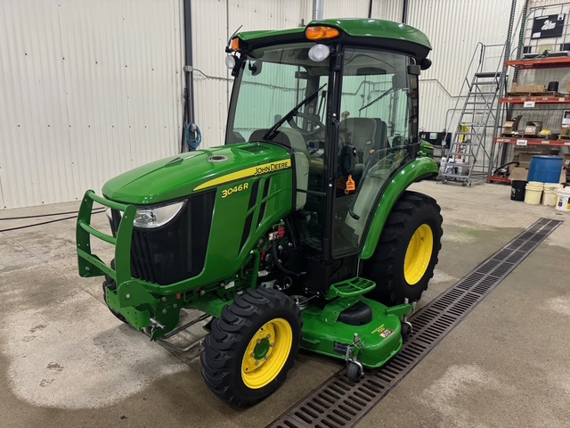 2018 John Deere 3046R Image 1