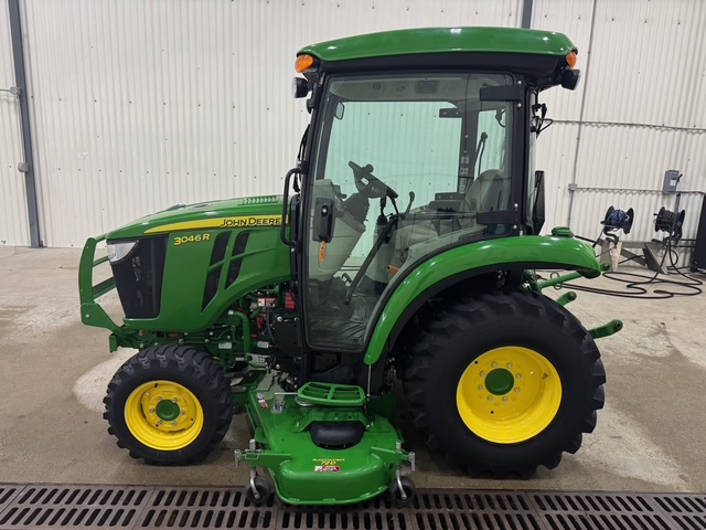 2018 John Deere 3046R Image 2