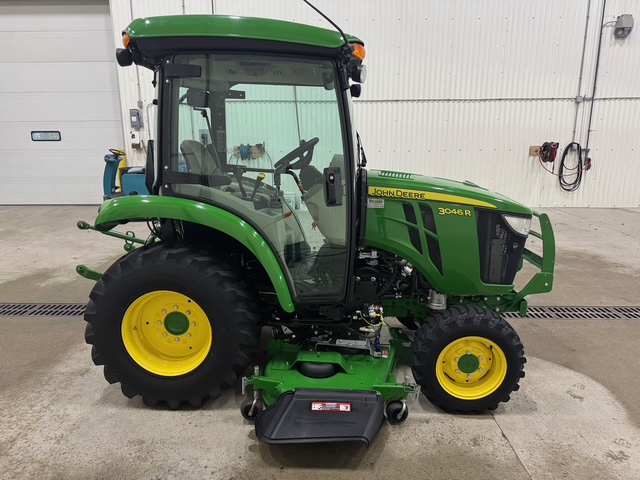2018 John Deere 3046R Image 6