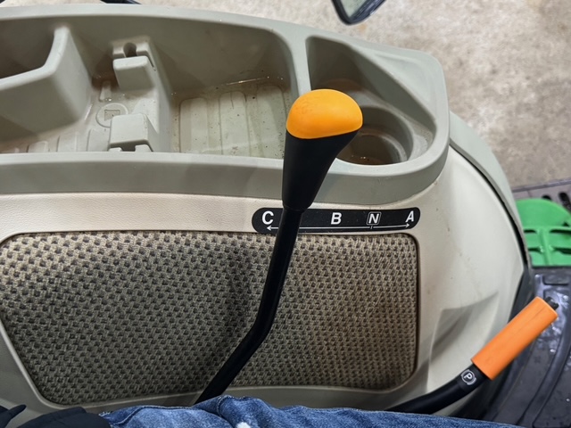 2018 John Deere 3046R Image 12