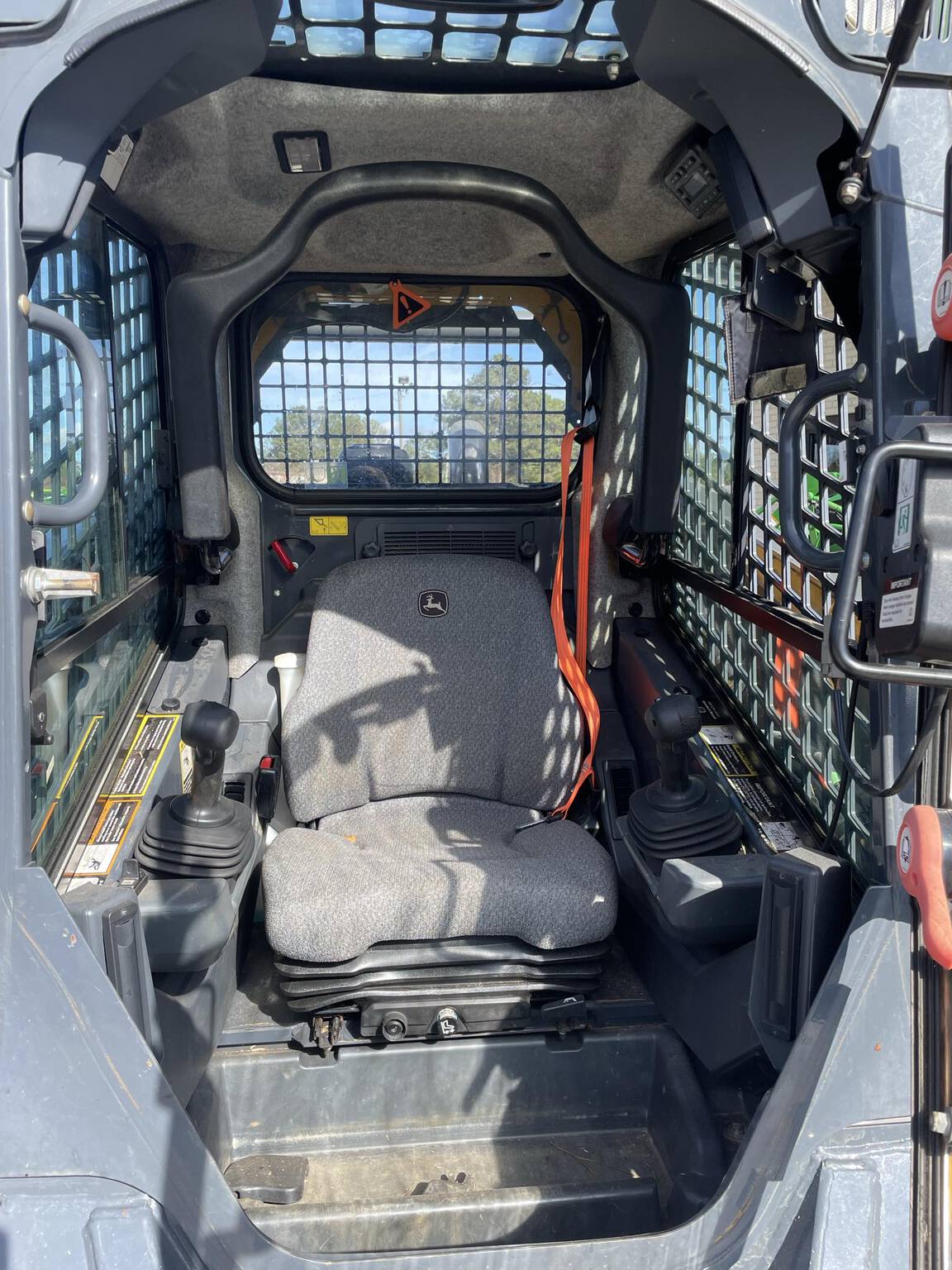 2022 John Deere 333G Image 8