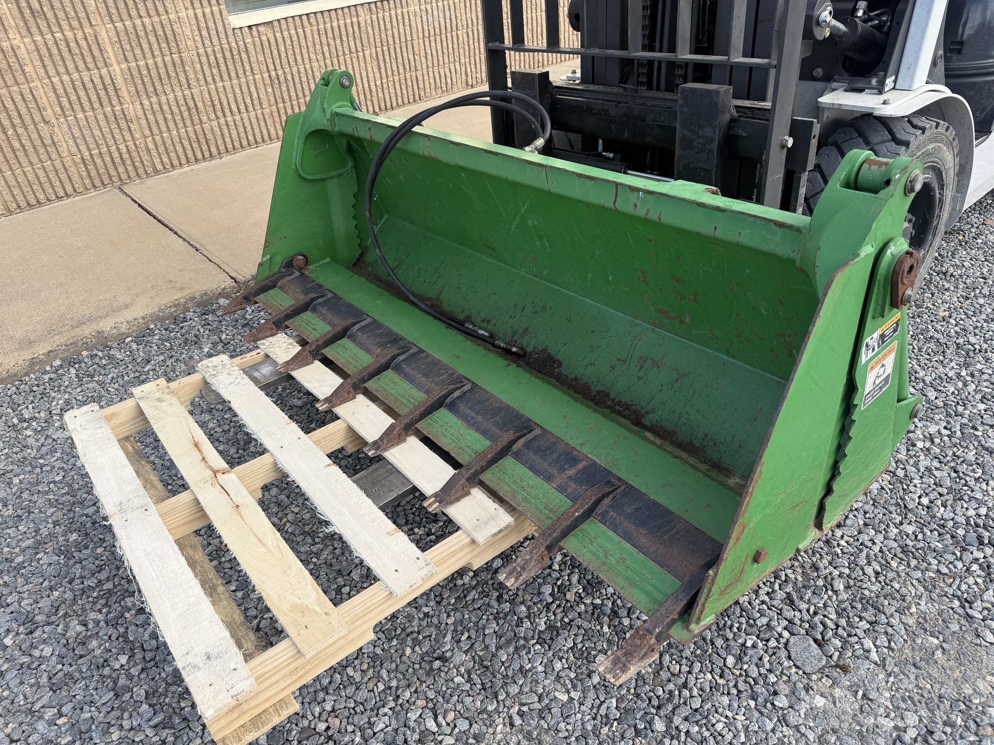 2010 Frontier AY11E Image 1