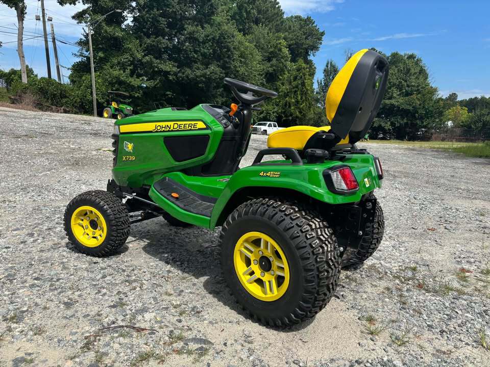John Deere X739 Signature Series Lawn Tractor Image 2
