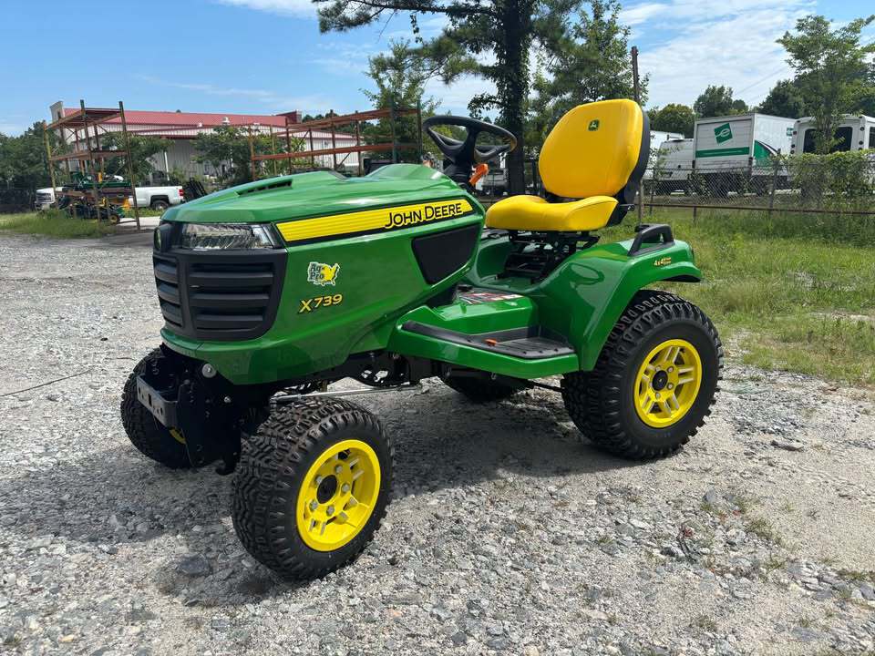 John Deere X739 Signature Series Lawn Tractor Image 1