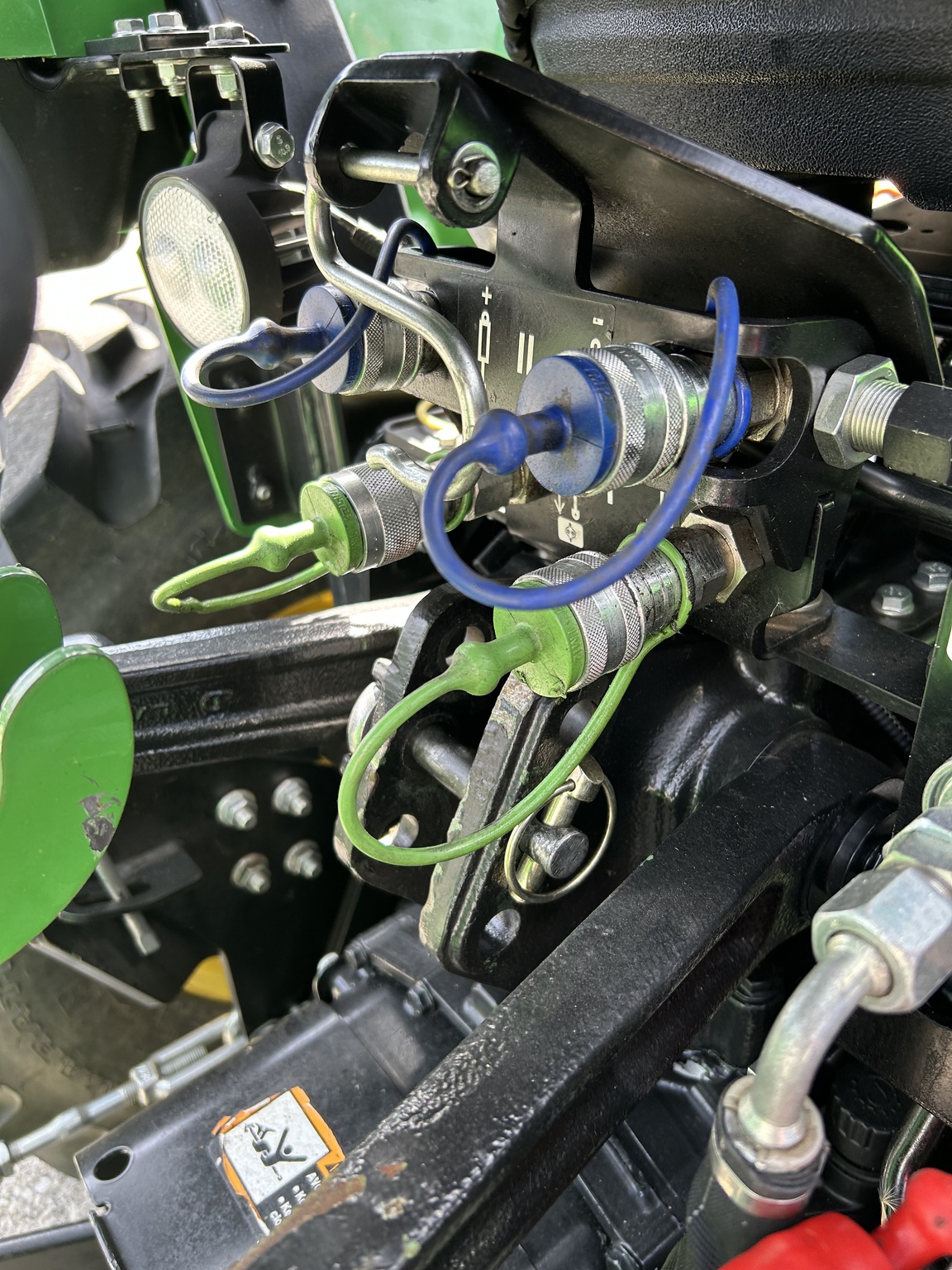 2018 John Deere 2032R Image 12