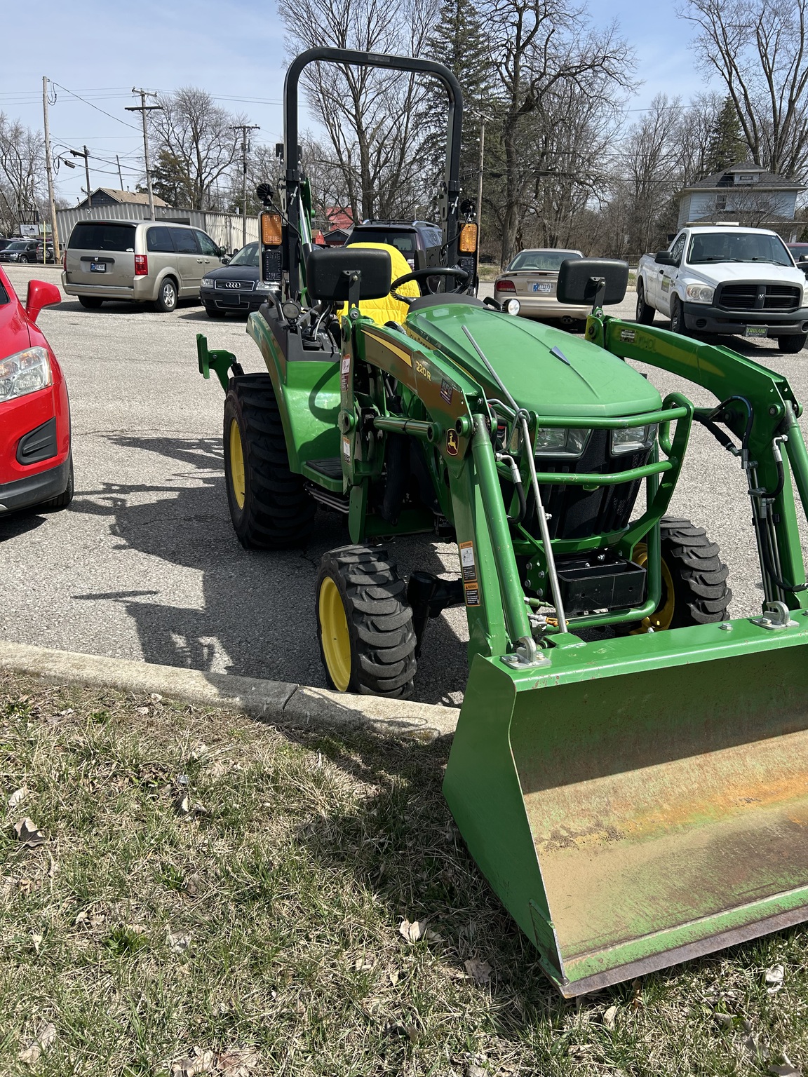 2018 John Deere 2032R Image 3