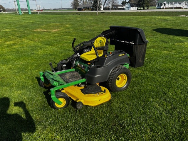 2011 John Deere Z425 Image 1