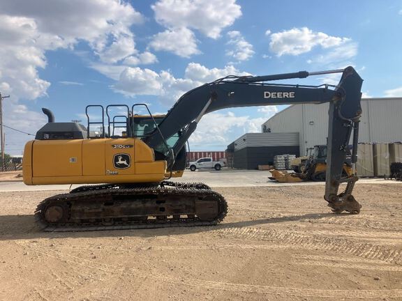 Photo of a 2022 John Deere 210GLC